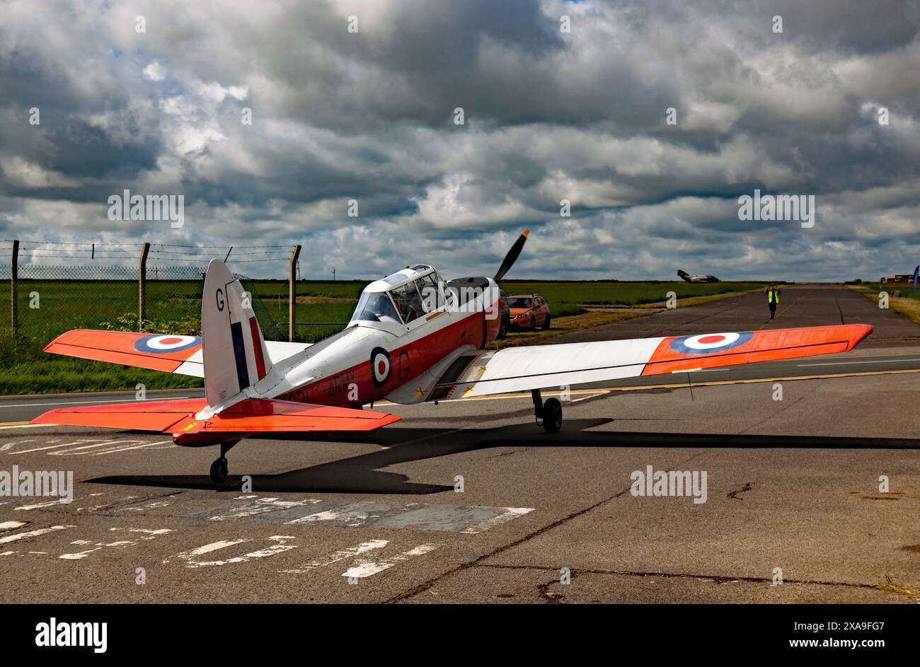 Ein Ex-RAF, DHC Chipmunk T10, fährt vor dem Start in der Kent Strut Wohltätigkeitsorganisation nach Manston, Kent Stockfoto