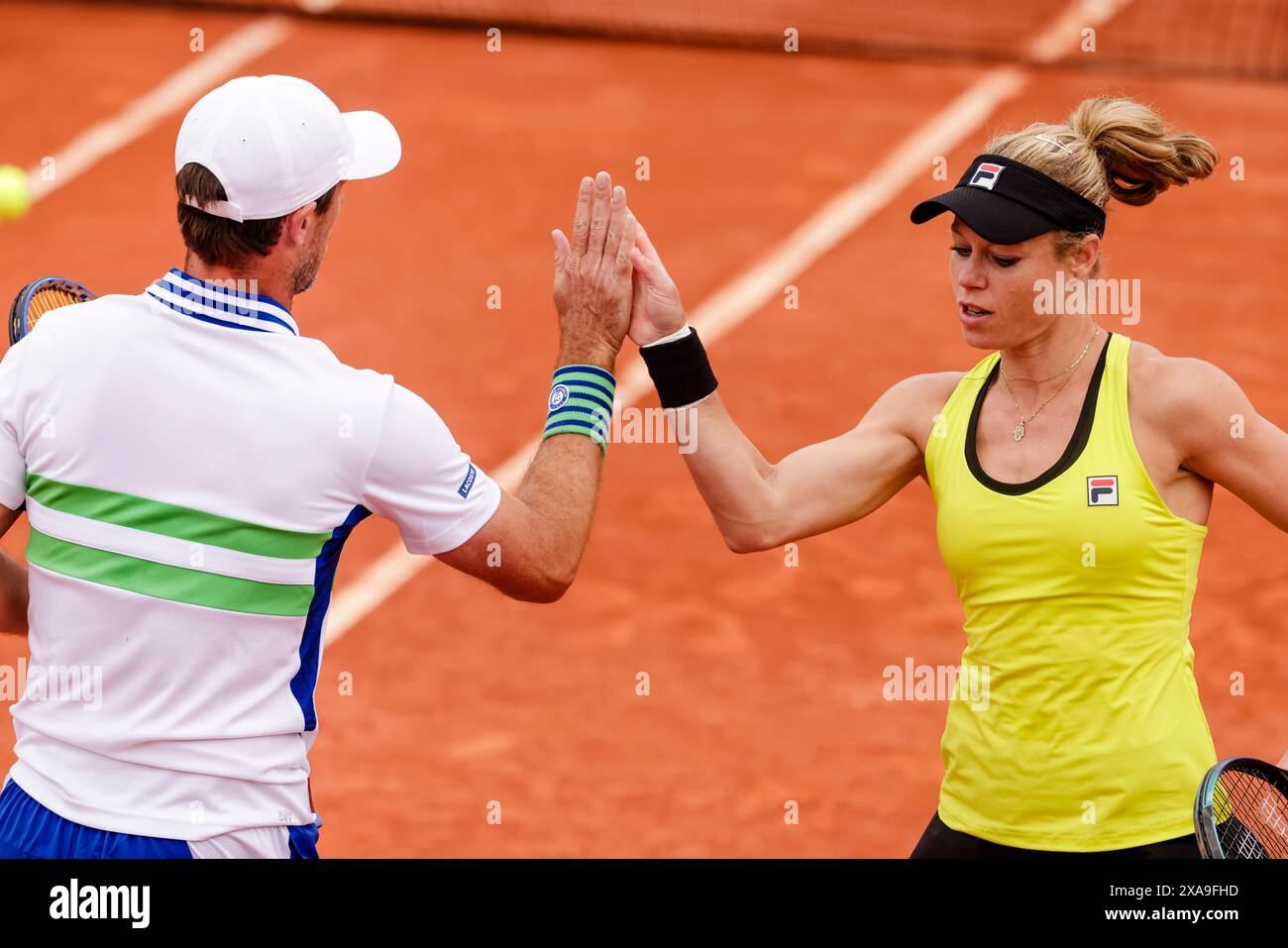 Paris, Frankreich. Juni 2024. Tennis: Grand Slam/WTA Tour - French Open, gemischt, Viertelfinale. Routliffe/Venus (Neuseeland) - Siegemund/Roger-Vasselin (Deutschland/Frankreich). Laura Siegemund (r) und Edouard Roger-Vasselin feiern. Frank Molter/dpa/Alamy Live News Stockfoto