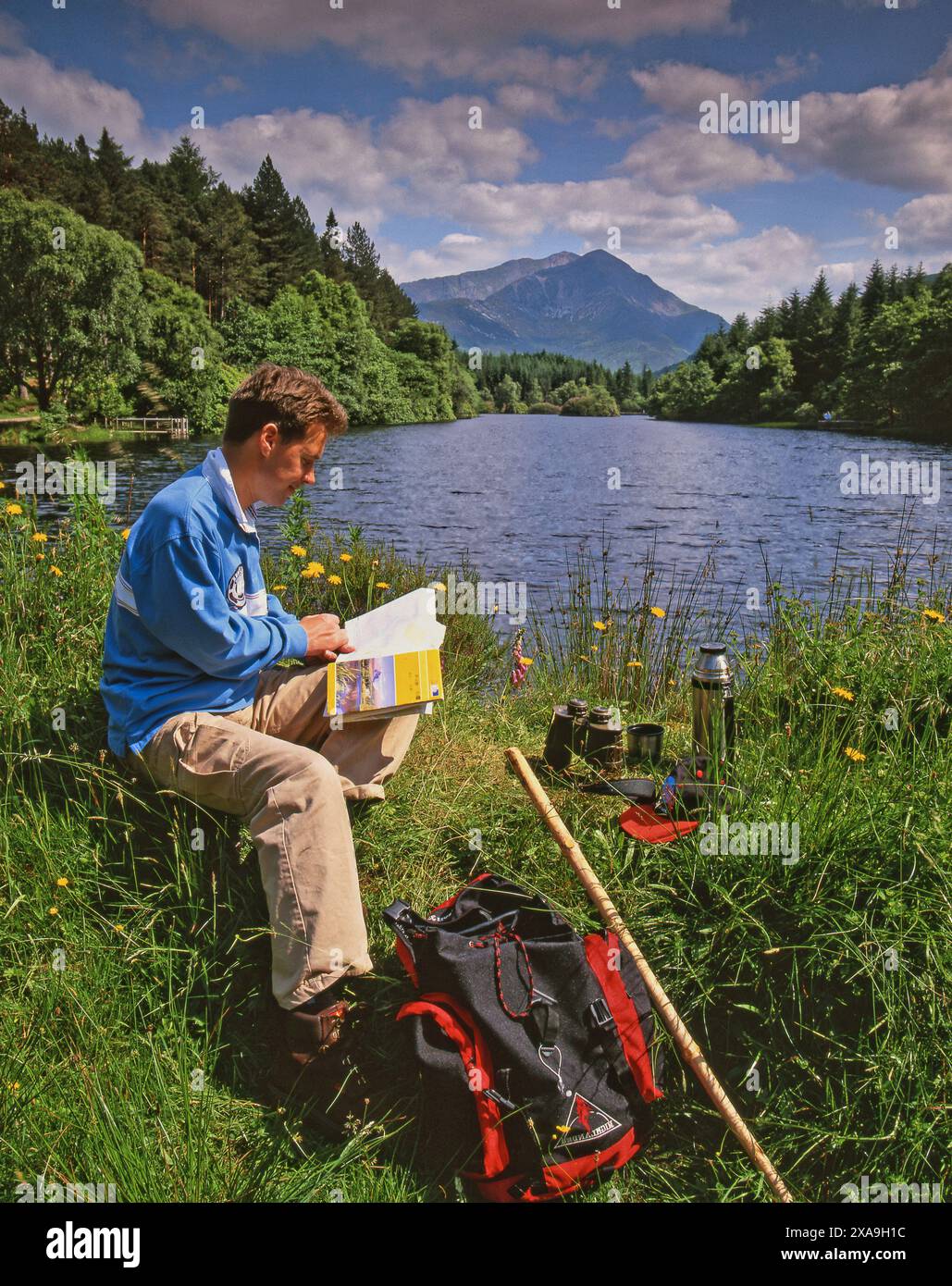 Wanderer am Lochan Trail, Glencoe mit Ben Vair im Blick, West Highlands Stockfoto