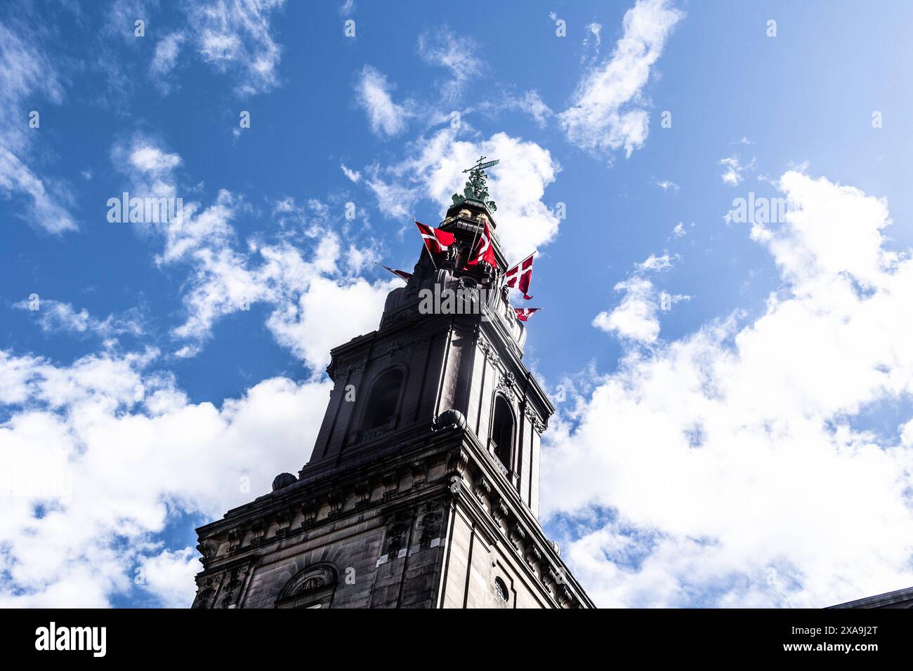 Die dänische Flagge flattert auf dem Turm der Burg Christiansborg, dem dänischen Parlamentsgebäude in Kopenhagen. Folketinget feiert den 175. Jahrestag der ersten dänischen Verfassung am Mittwoch, den 5. Juni 2024. Sie beginnt mit einem Gottesdienst in der Holmens-Kirche, gefolgt von einer offiziellen Feier in Landstingssalen, Christiansborg. Beide Veranstaltungen werden von Mitgliedern der königlichen Familie, einschließlich HM der König und die Königin, Mitgliedern von Folketinget und anderen offiziellen Vertretern besucht. Kopenhagen Innenhof Dänemark Copyright: XKristianxTuxenxLadegaardxBergx 2E6A6578 Stockfoto