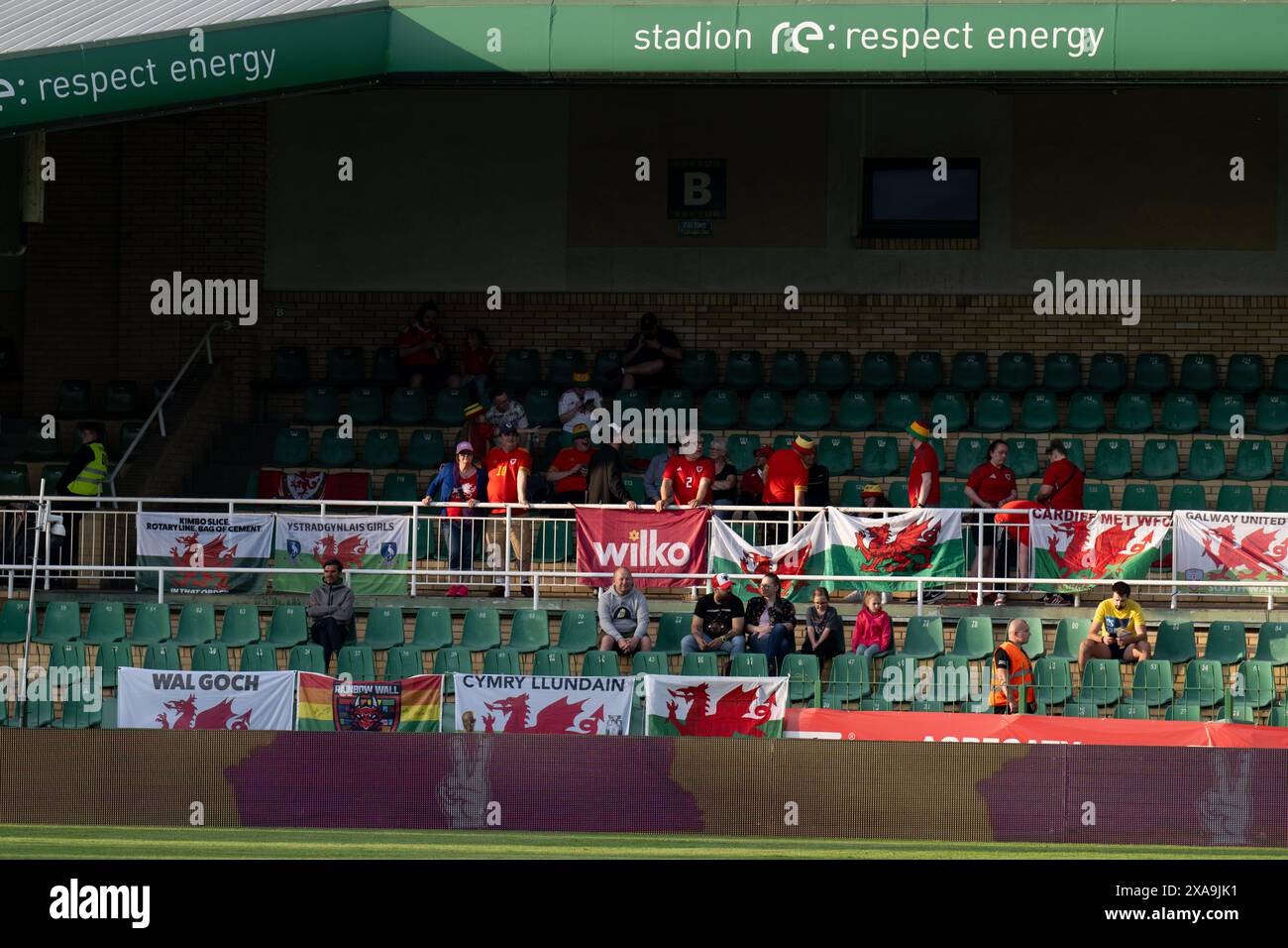 POSEN, POLEN - 4. JUNI 2024: Walisische Fans beim Qualifikationsspiel der UEFA Women’s Euro 2025 in der Liga B zwischen ukrainischen Frauen und walisischen Frauen im Stadion Miejski W Grodzisku in Polen am 4. Juni 2024. (Bild von Ashley Crowden/FAW) Stockfoto