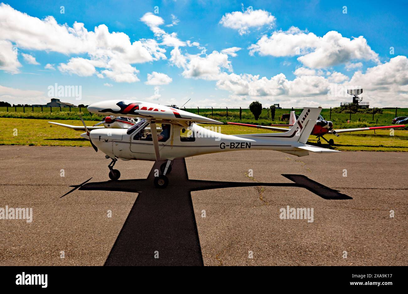 Ein Jabiru UL-450-Leichtflugzeug, das nach der Landung in Manston während des Fly-in der Kent Strut-Wohltätigkeitsorganisation Thanet, Kent, einschleppte Stockfoto