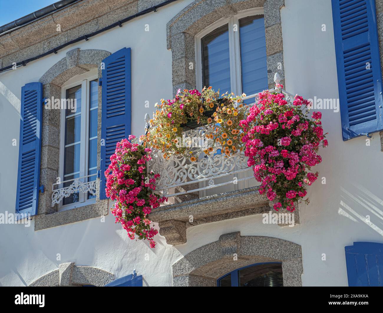 PONT AVEN Maison Gite mit üppigem bunten Blumenbalkon und traditionellen blauen Fenstern Pont Aven Bretagne Frankreich Stockfoto