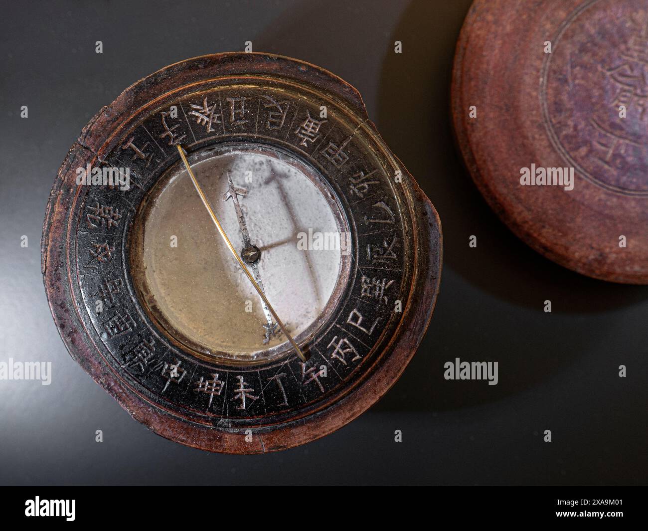 KOMPASS OLD Historic Vintage Old Chinese Kompass China, 20. Jahrhundert Holz, Metall, Glas bereits im 5. Jahrhundert kannten die Chinesen die Eigenschaften der Magnetnadel. Stockfoto