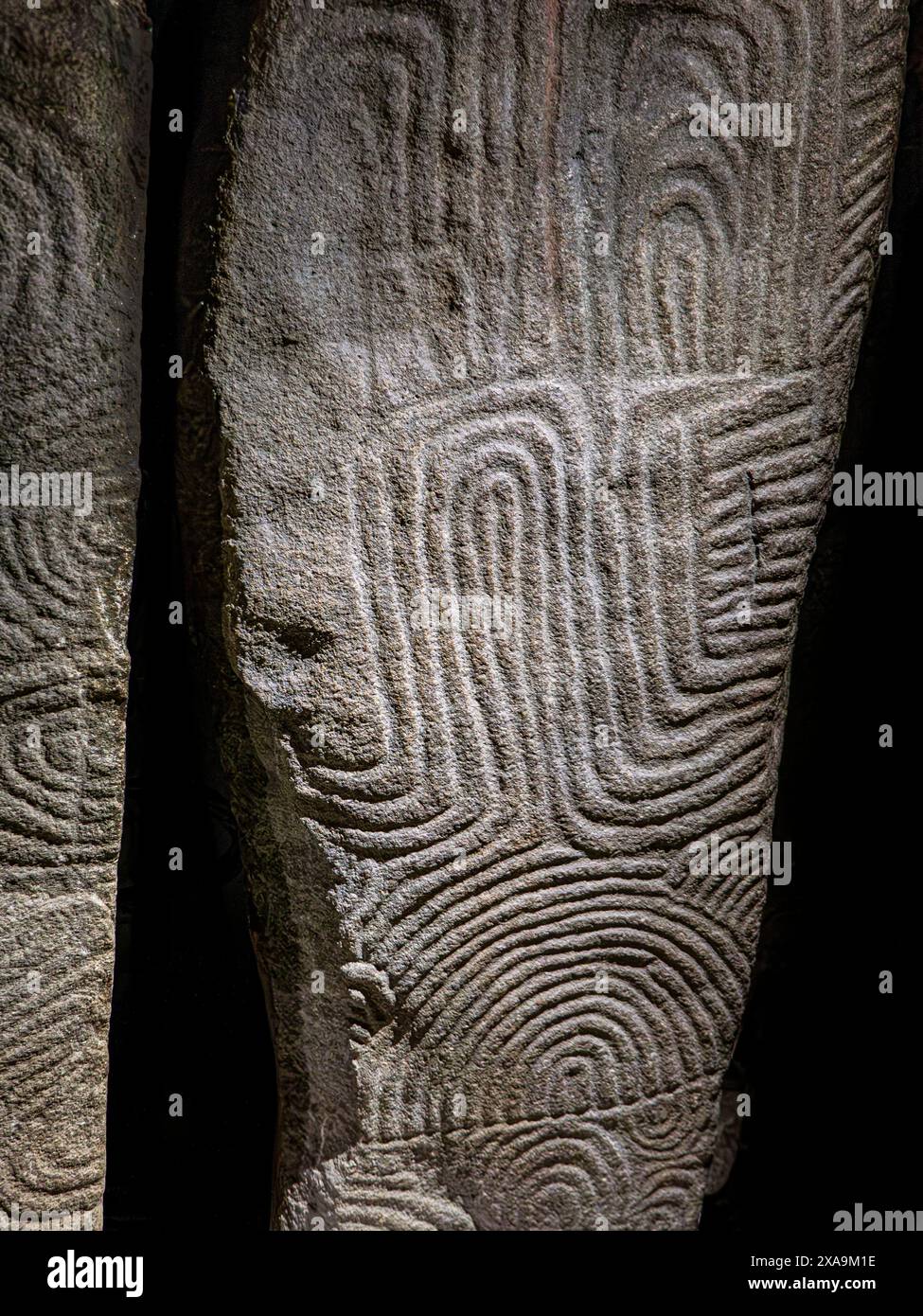 GAVRINIS CAIRN HÖHLE INNENRAUM SCHNITZEREIEN CLOSE-UP Bretagne Frankreich, prähistorische Cairn, Dolmen, Trockenmauern, Grab, mit renommierten symbolische und geheimnisvollen Stein Alter Schnitzereien. Eines der herausragendsten Beispiele der frühesten Architektur in der westlichen Welt. Cairn de Gavrinis Sagemor Cale de Penn-Lannic, Larmor Baden Bretagne Frankreich (Megalithes du Morbihan) Stockfoto