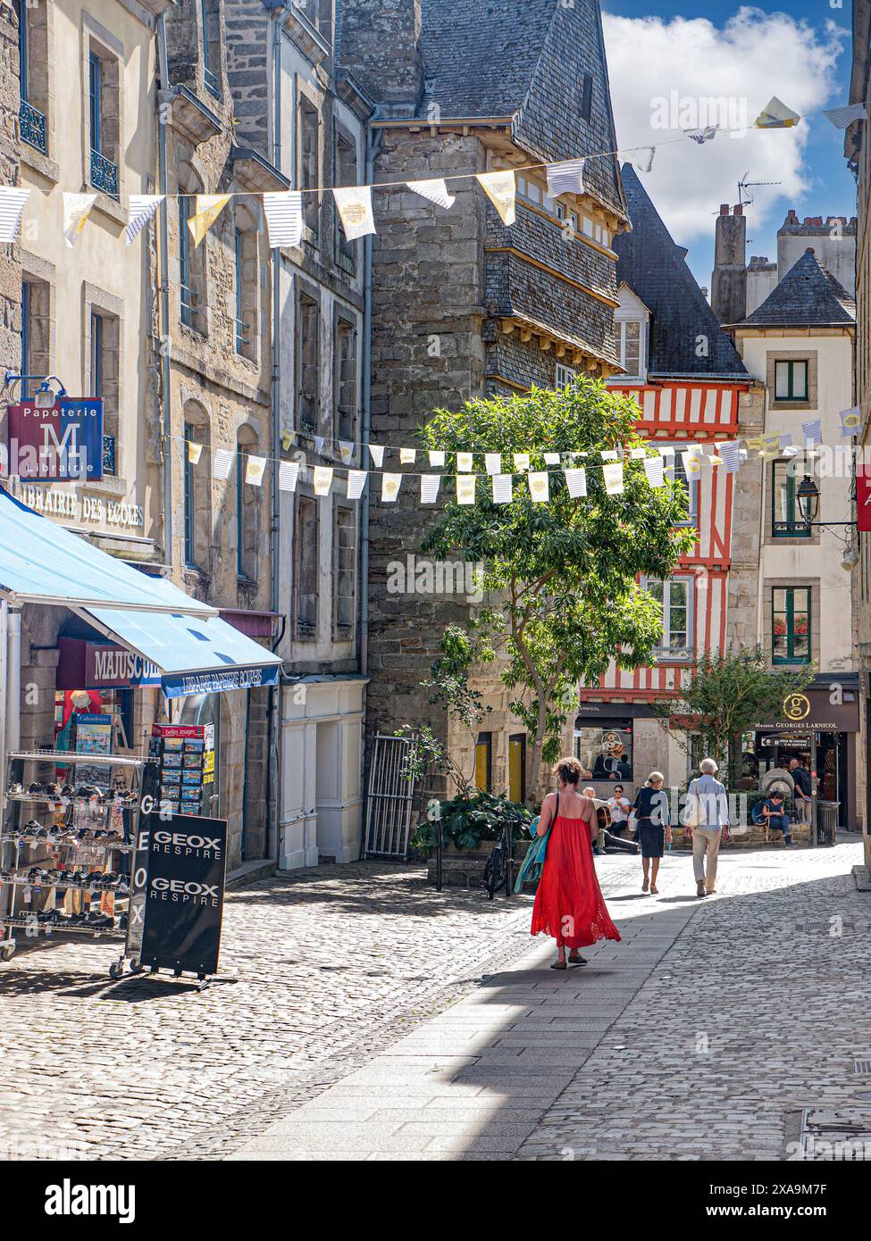 Quimper Altstadt historische mittelalterliche Fußgängerzone, verkehrsfreies Einkaufszentrum mit Sommersonneneinkäufern, Touristen und Besuchern, die shoppen gehen, Quimper Brittany Finistère France Stockfoto