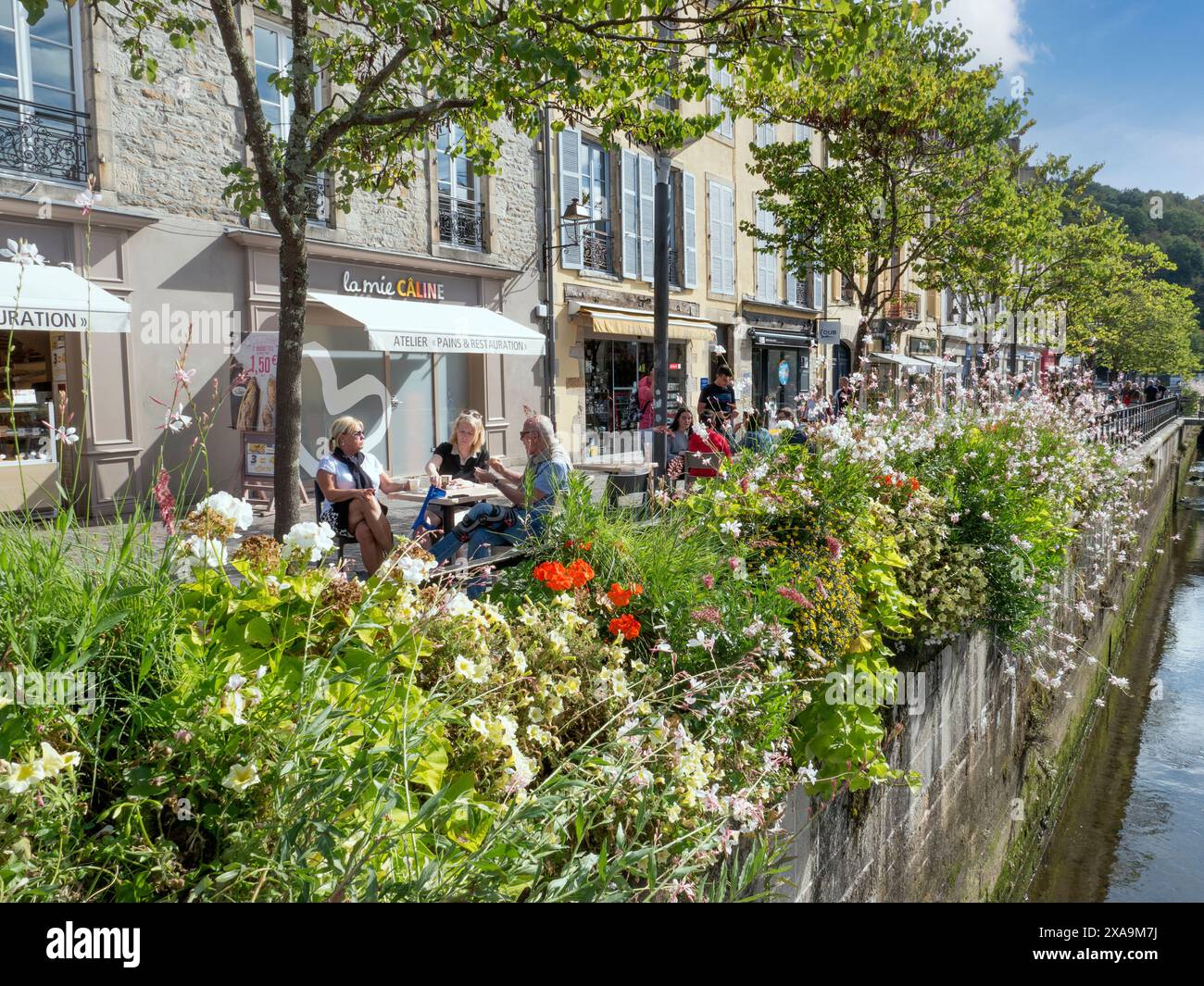 Quimper Bretagne Sommer Lifestyle im Freien florales sonniges Café am Fluss außerhalb der Halles überdachter Bio-Markt, floraler sonniger Sommer Fluss Odet Quimper Bretagne Frankreich Stockfoto