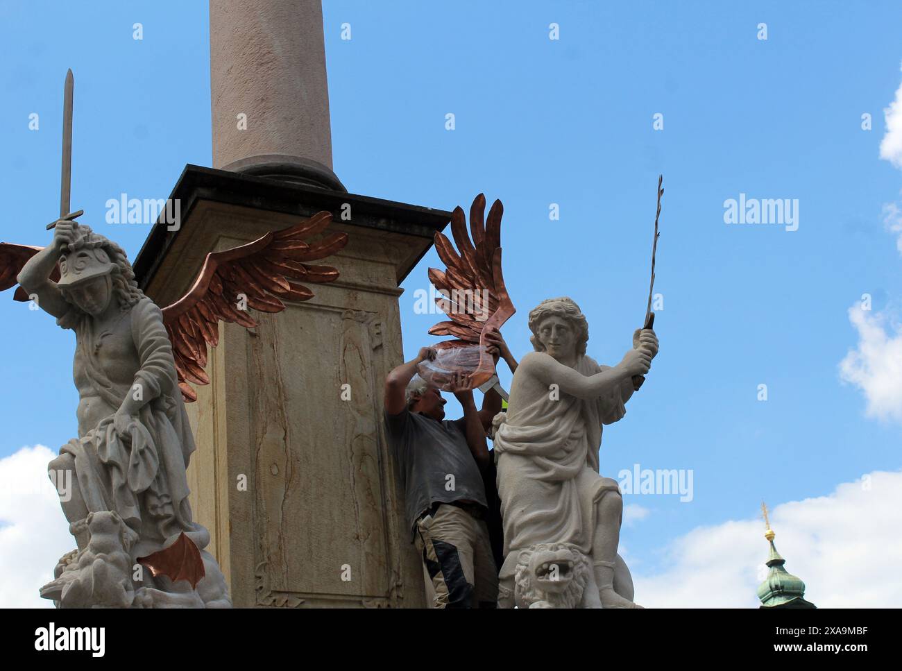 Installation von imitierten Engelsstatuen aus dem 17. Jahrhundert auf der barocken Mariensäule des Bildhauers Petr Vana auf dem Altstädter Ring in Prag Stockfoto