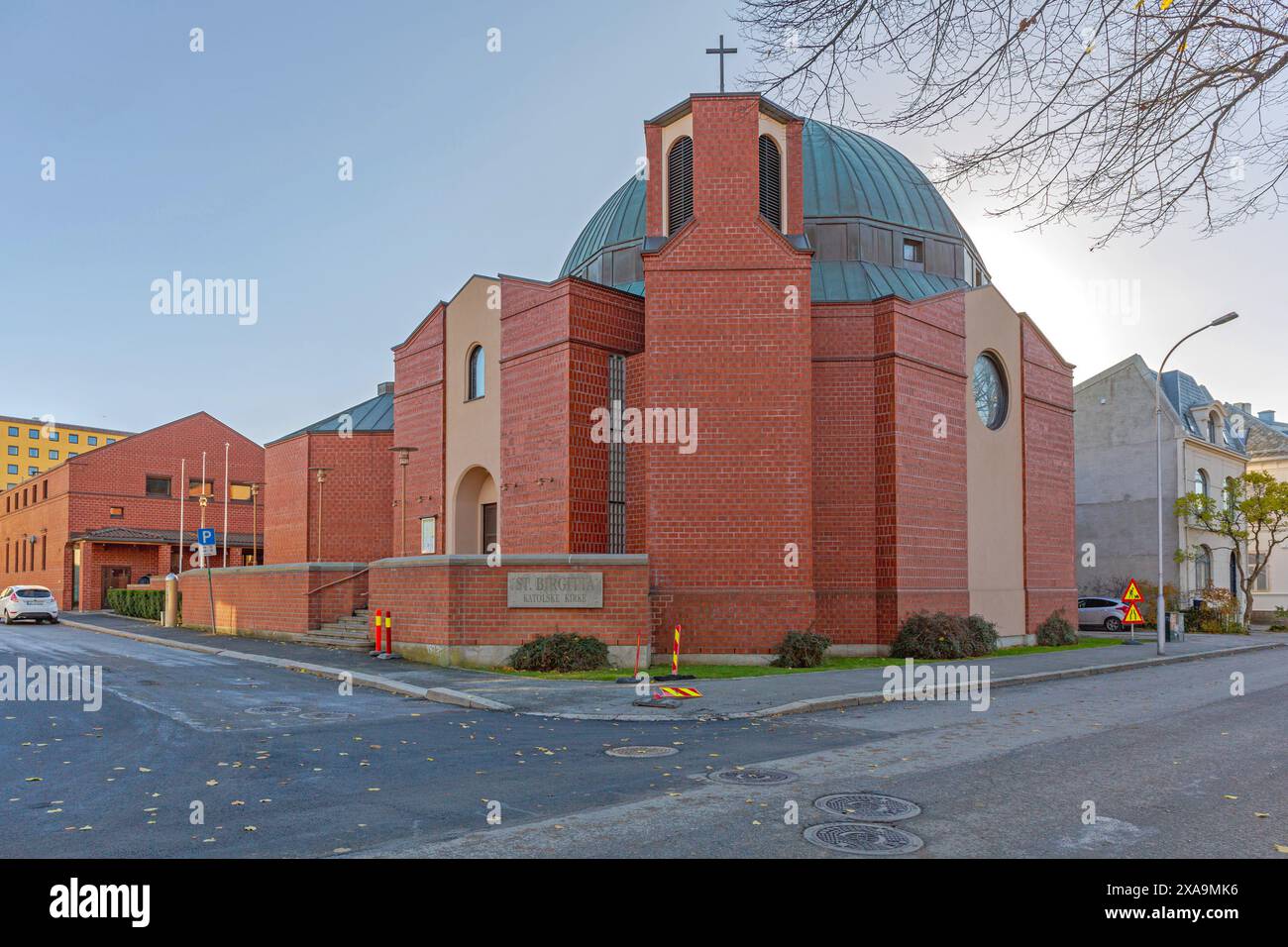 Fredrikstad, Norwegen - 28. Oktober 2016: St. Birgitta Catholic Church Red Bricks Building am Herbsttag. Stockfoto