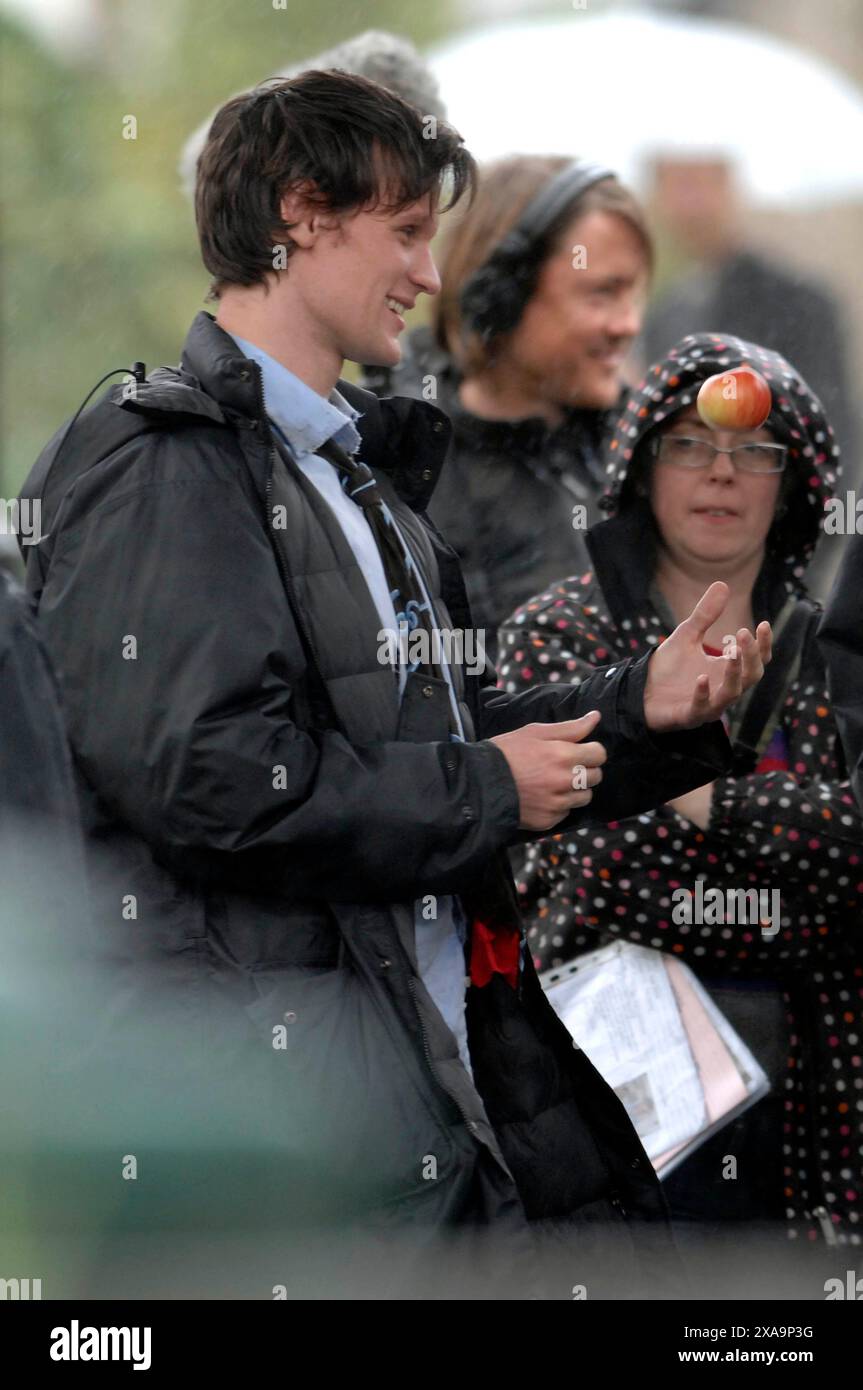 Dr Who filmt heute Montag, 5.10.09. In Cardiff. Der neue Doktor Matt Smith und seine neue Begleiterin Karen Gillan, die heute Amy Pond spielt. 5/10/09 Stockfoto