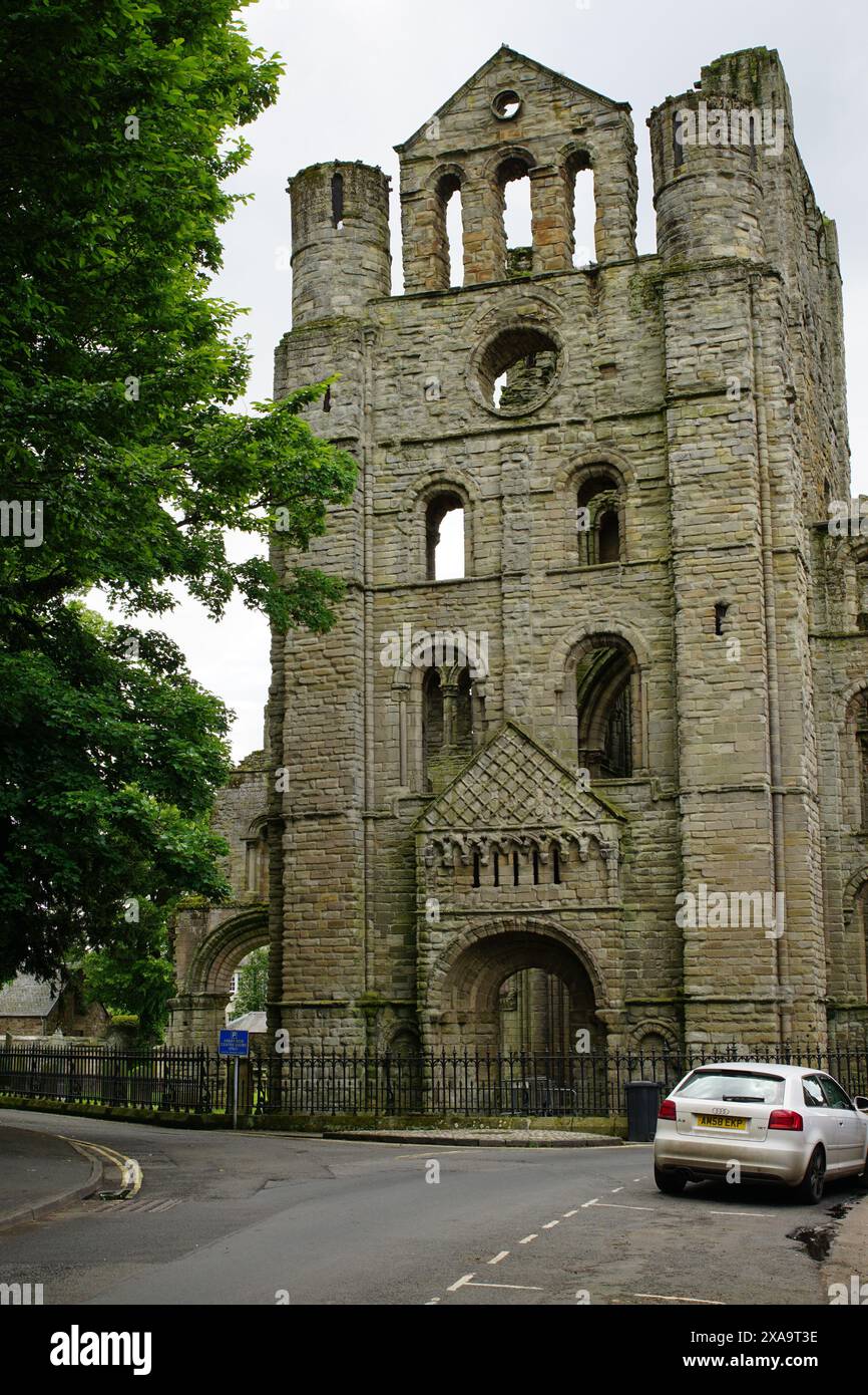 Die Ruinen der Kelso Abbey, Scottish Borders, Schottland, gegründet im 12. Jahrhundert von Tironensermönchen am Zusammenfluss der Flüsse Tweed und Teviot Stockfoto