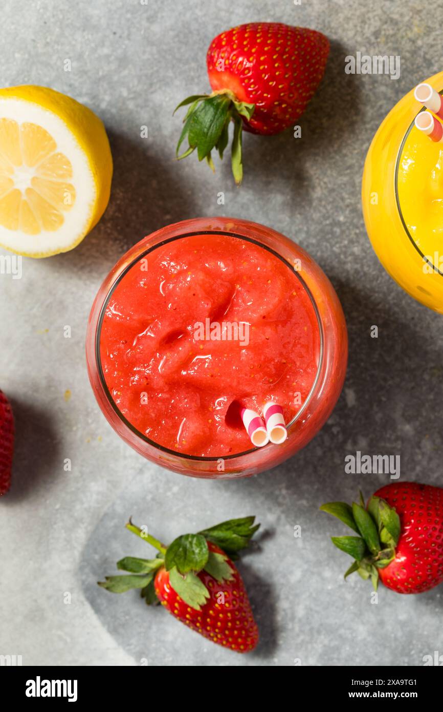 Frozen Boozy Hard Seltzer Slushie Cocktail mit Erdbeeren und Zitrone Stockfoto