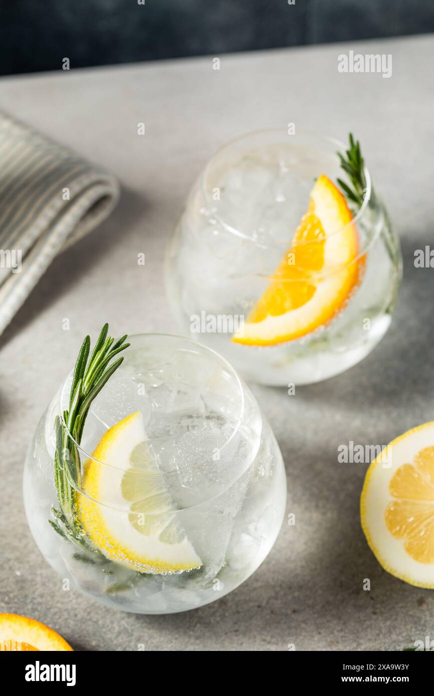 Heißer erfrischender Hard Seltzer Cocktail mit Zitrone und Rosmarin Stockfoto