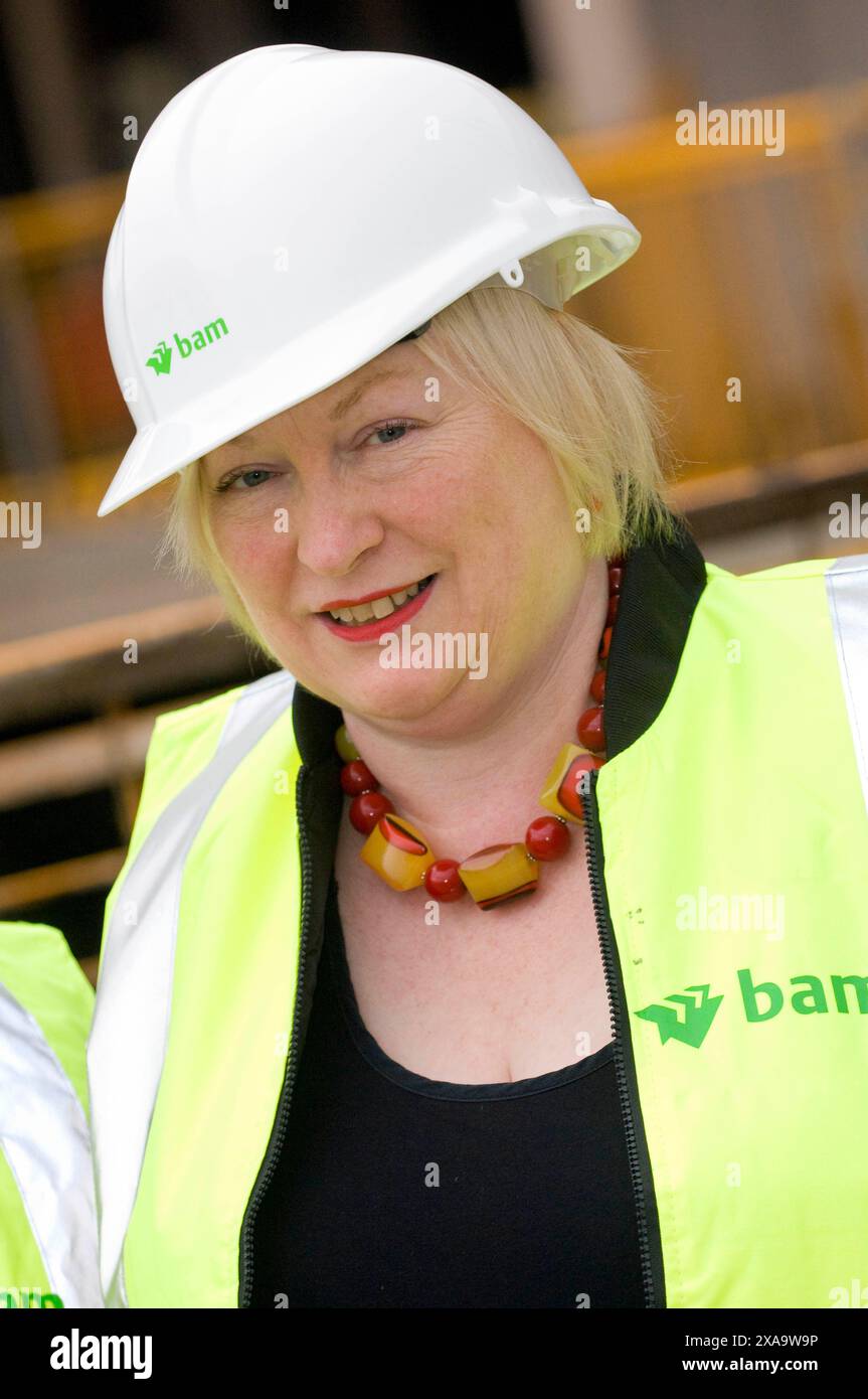 Gesundheitsministerin Edwina Hart führt heute die Richtungszeremonie im Ystrad Mynach Hospital durch. ( Mittwoch 11/11/09 ) Stockfoto