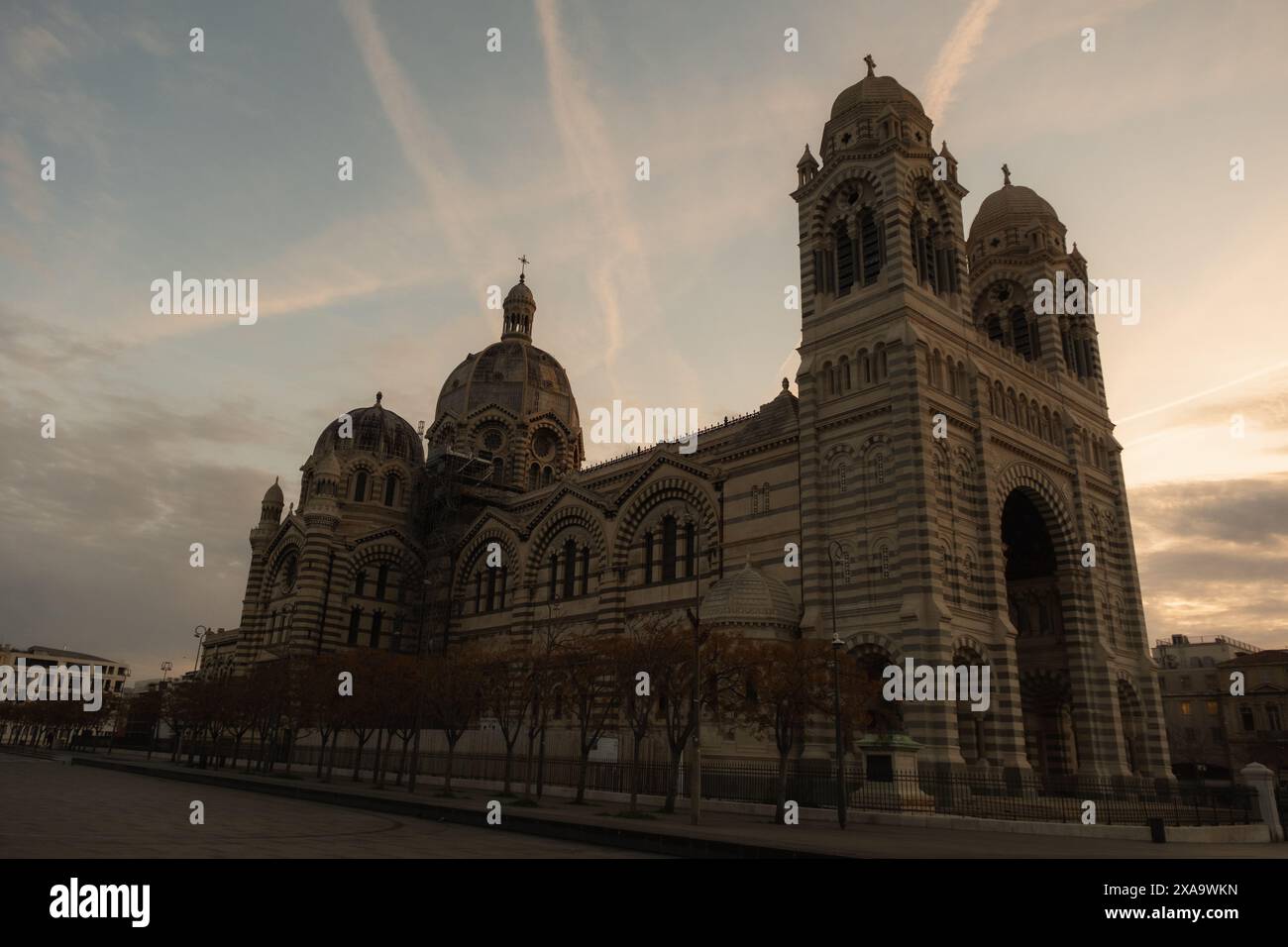 Sonnenuntergang beleuchtet eine alte Kathedrale Türme und Kuppeln mit Wolken am Himmel Stockfoto