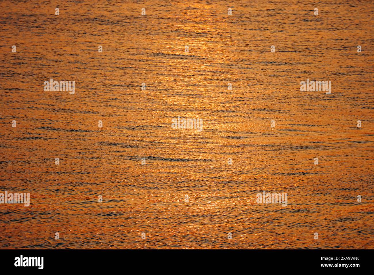 Nahaufnahme der Wasseroberfläche im Persischen Golf bei Sonnenuntergang, Doha, Katar Stockfoto