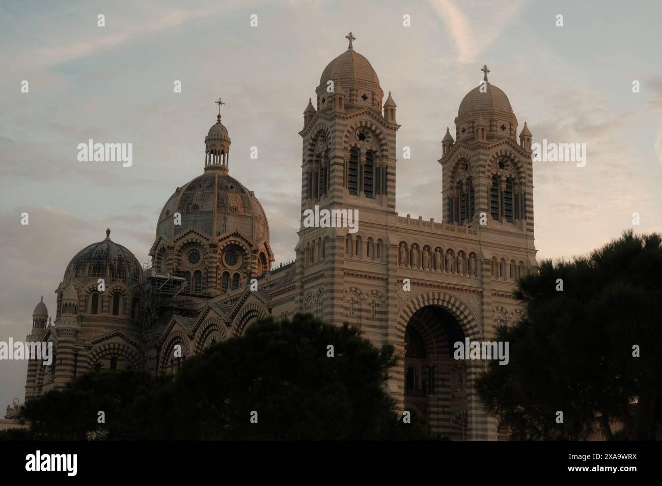 Ein atemberaubendes Gebäude mit vier großen Kuppeln und einem komplizierten Design Stockfoto