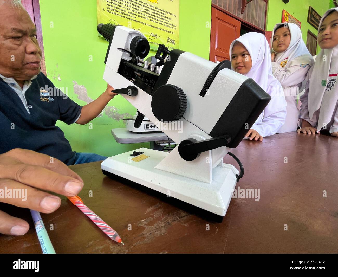 klaten, indonesien Mai- 2023 Freiwillige führen kostenlose Augenuntersuchungen an islamischen Madrasah-Schulen durch, mit Autorefraktor-Ausrüstung. Ophth Stockfoto