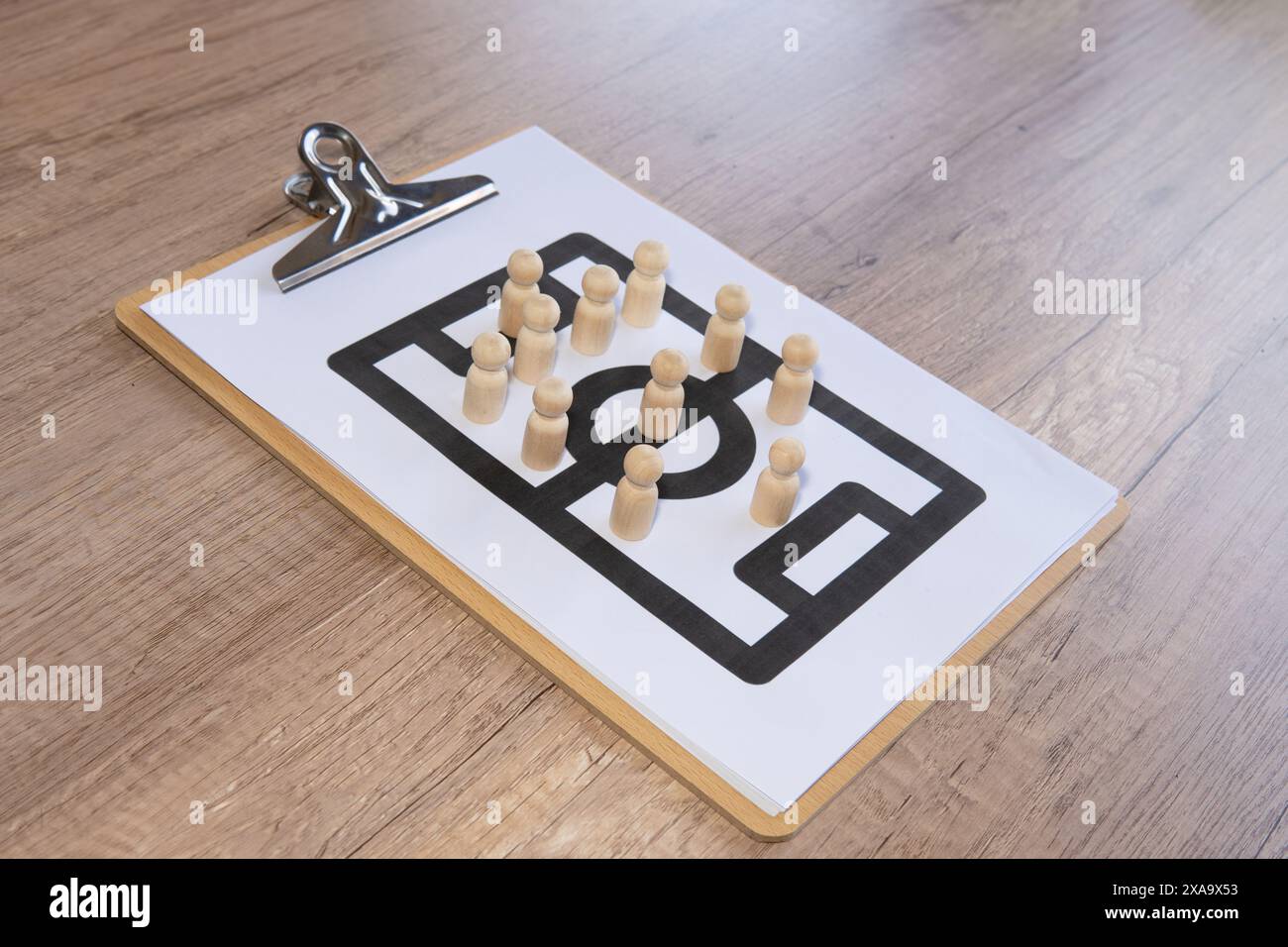 Taktisches Clipboard für Fußball auf Holztisch. Fußballformationen, Strategie und taktisches Konzept. Stockfoto