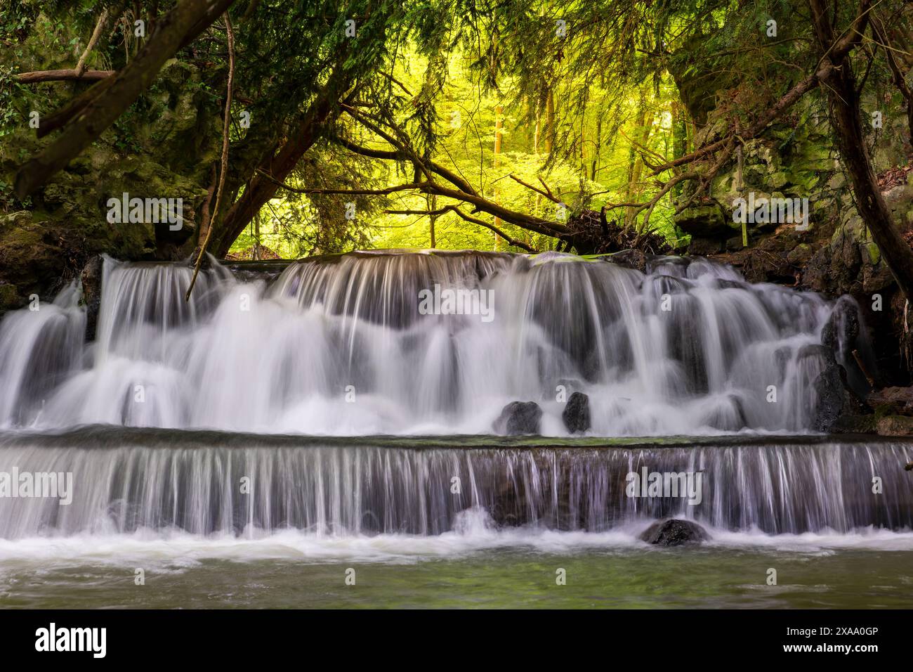 Wasserfall im Wald. Aufnahmen mit langer Belichtung Stockfoto
