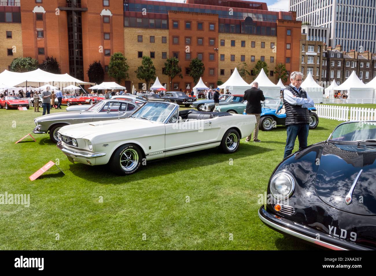 1966 Ford Mustang GT Cabriolet beim London Concours 2024 bei der ehrenwerten Artilleriekompanie City of London UK Stockfoto