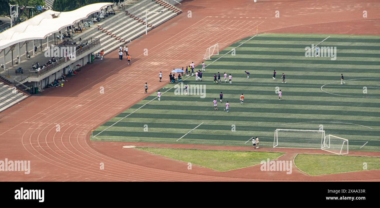 Auf dem Fußballfeld einer Universität in Wuhan spielen zwei Studentenmannschaften ein Fußballspiel. Stockfoto