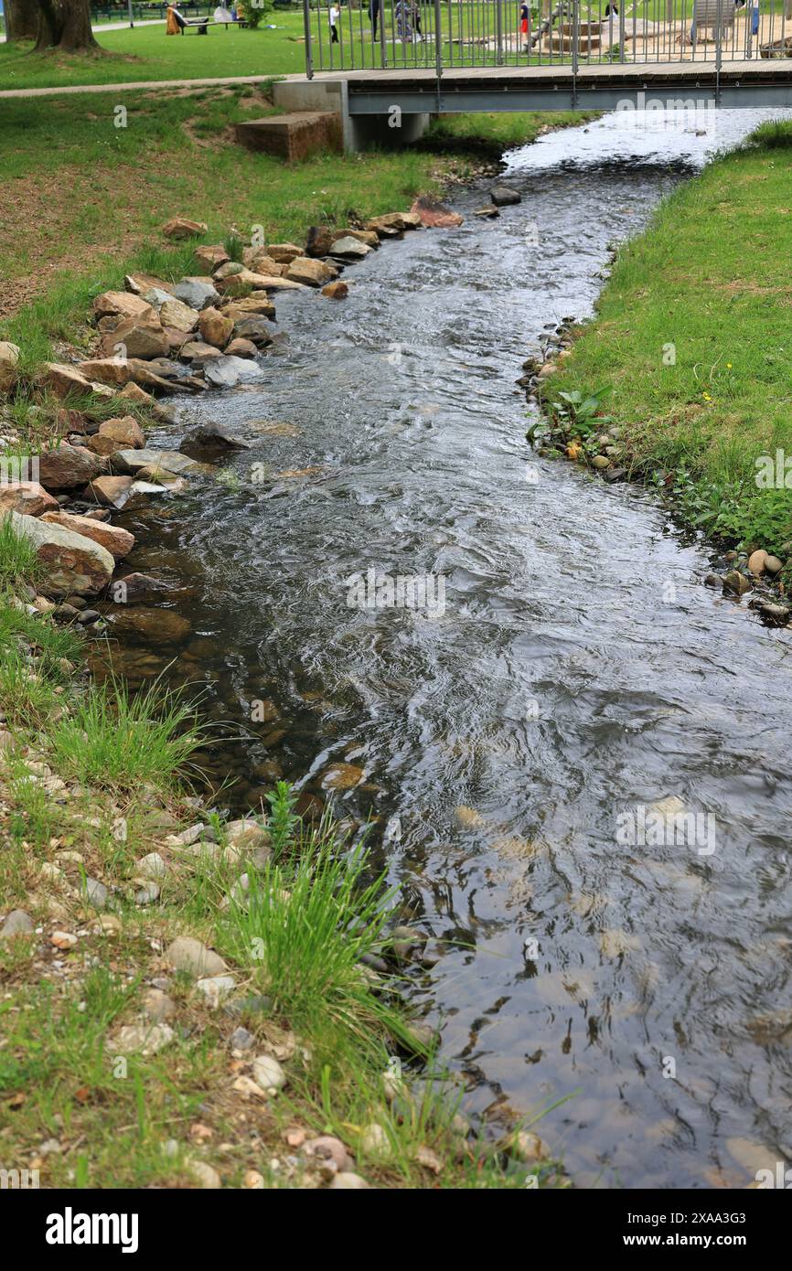 Wasserlauf im Luisenpark in Bad Bergzabern Stockfoto