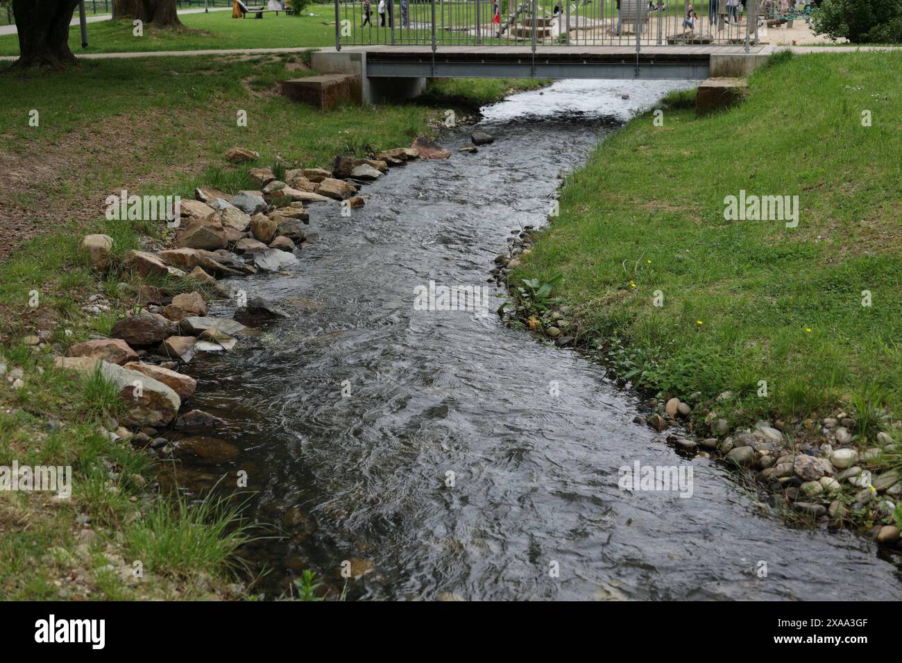 Wasserlauf im Luisenpark in Bad Bergzabern Stockfoto