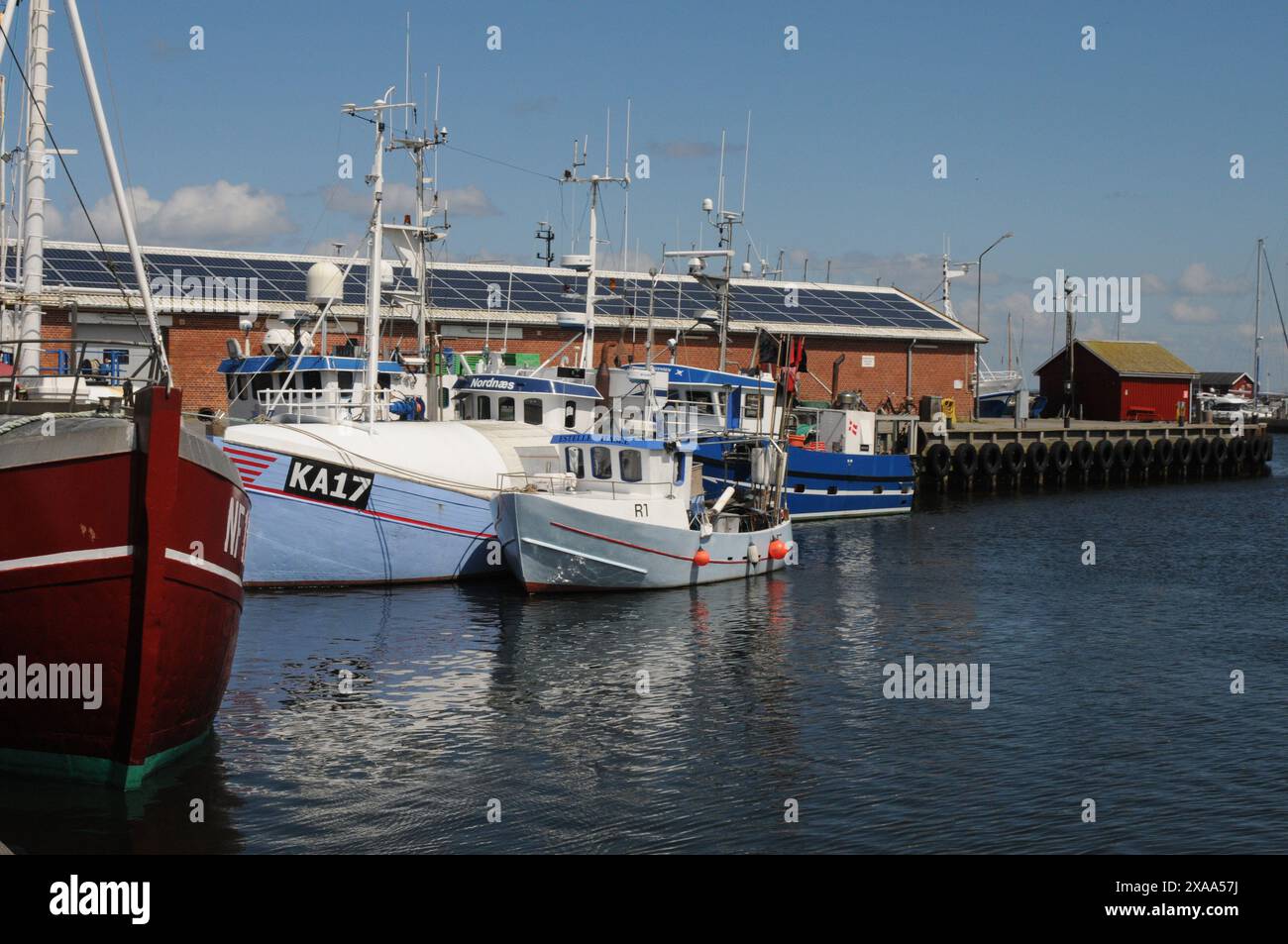 Gilleleje Habour/Gilleleje havn/Denmark/05 JUNI 2024/die Menschen feiern heute am 5. juni 20024 den dänischen Konsignationstag und die offiziellen Feiertage die Bewohner des gilleleje Habour mit Essen und BesichtigungGenießen Sie den Blick auf den Hafen im nördlichen Teil der dänischen Küste. (Foto. Francis Joseph Dean/Dean Pictures) (nicht für kommerzielle Zwecke) Stockfoto