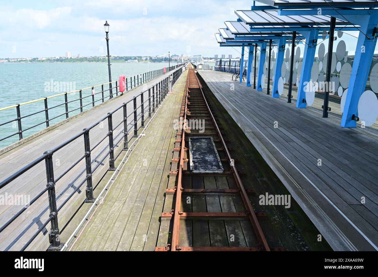 Zugstrecke an einem Pier in Großbritannien an einem windigen Tag. Stockfoto