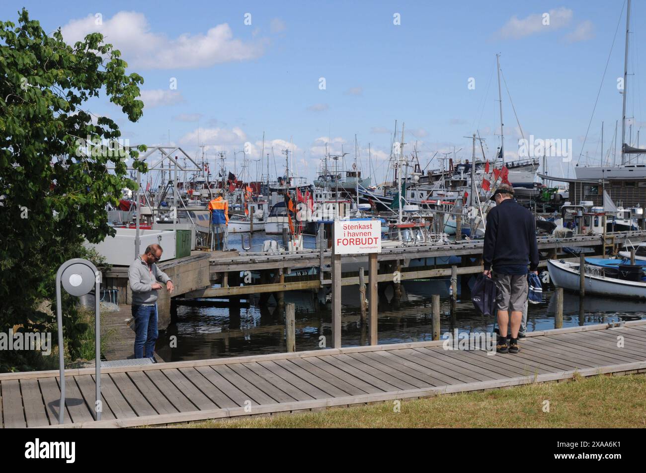 Gilleleje Habour/Gilleleje havn/Denmark/05 JUNI 2024/die Menschen feiern heute am 5. juni 20024 den dänischen Konsignationstag und die offiziellen Feiertage die Bewohner des gilleleje Habour mit Essen und BesichtigungGenießen Sie den Blick auf den Hafen im nördlichen Teil der dänischen Küste. Foto. Bilder von Francis Joseph Dean/Dean sind nicht für kommerzielle Zwecke bestimmt Stockfoto