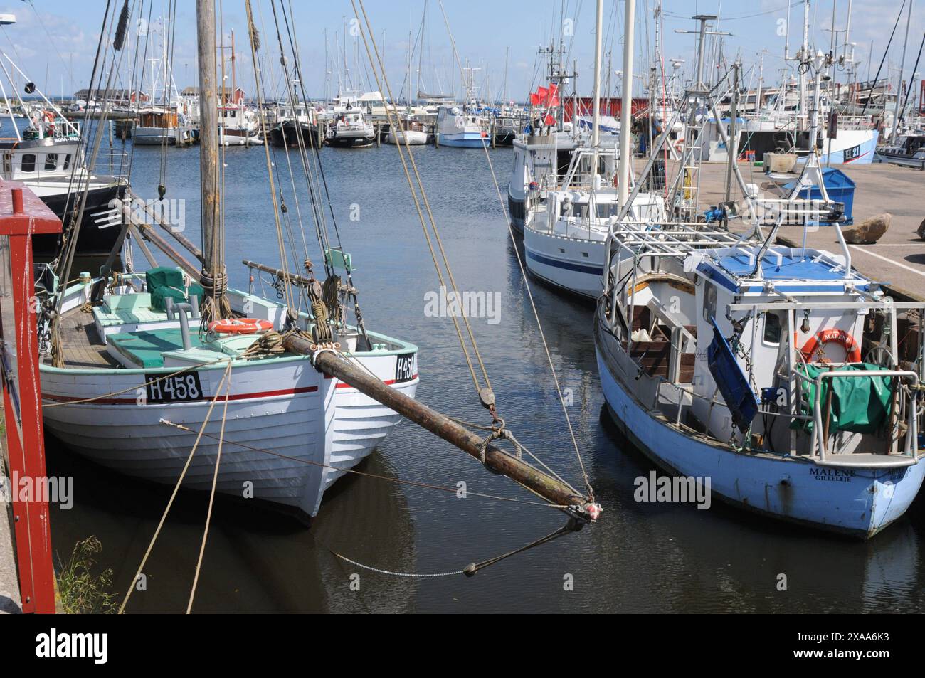Gilleleje Habour/Gilleleje havn/Denmark/05 JUNI 2024/die Menschen feiern heute am 5. juni 20024 den dänischen Konsignationstag und die offiziellen Feiertage die Bewohner des gilleleje Habour mit Essen und BesichtigungGenießen Sie den Blick auf den Hafen im nördlichen Teil der dänischen Küste. Foto. Bilder von Francis Joseph Dean/Dean sind nicht für kommerzielle Zwecke bestimmt Stockfoto