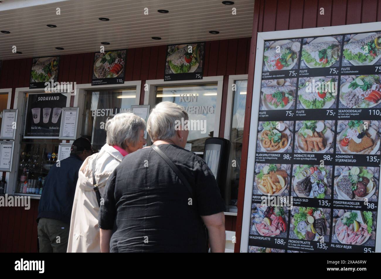 Gilleleje Habour/Gilleleje havn/Denmark/05 JUNI 2024/die Menschen feiern heute am 5. juni 20024 den dänischen Konsignationstag und die offiziellen Feiertage die Bewohner des gilleleje Habour mit Essen und BesichtigungGenießen Sie den Blick auf den Hafen im nördlichen Teil der dänischen Küste. Foto. Bilder von Francis Joseph Dean/Dean sind nicht für kommerzielle Zwecke bestimmt Stockfoto