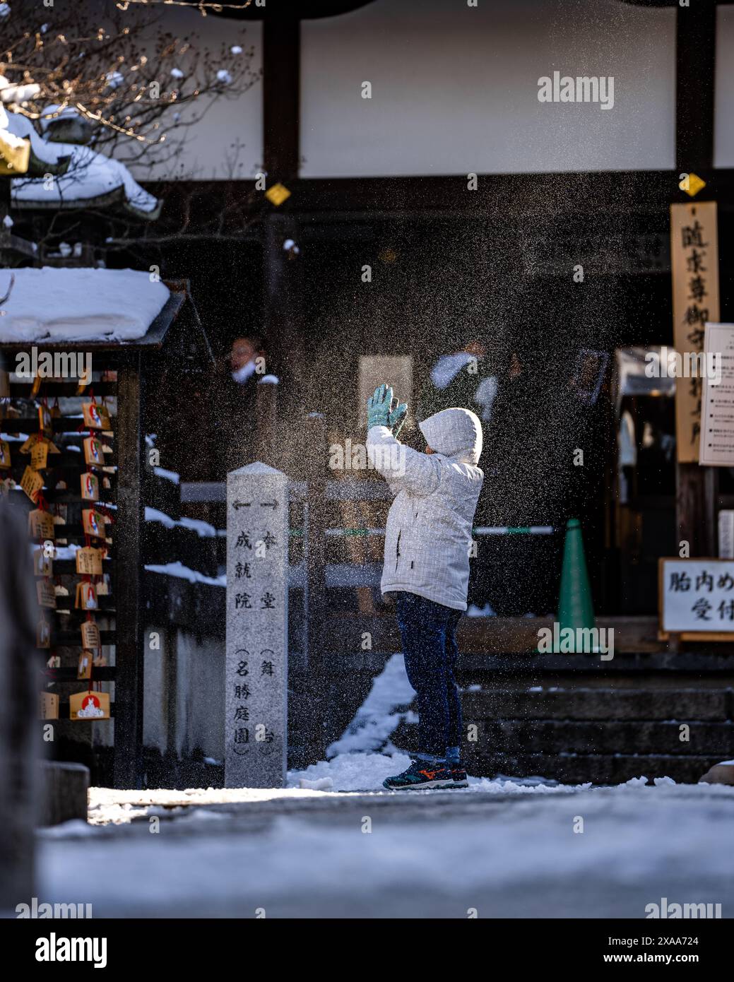Eine Frau betet während des Schnees im Kiyomizudera-Tempel in Kyoto, Japan Stockfoto