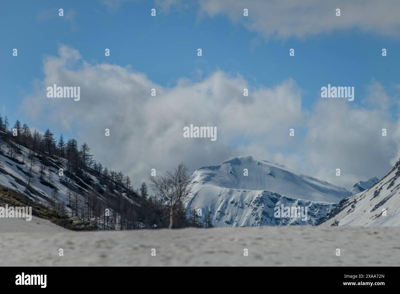 Frühlingsberge und Schnee unter dem Simplonpass mit blauem Himmel an sonnigem, schönem Tag Stockfoto