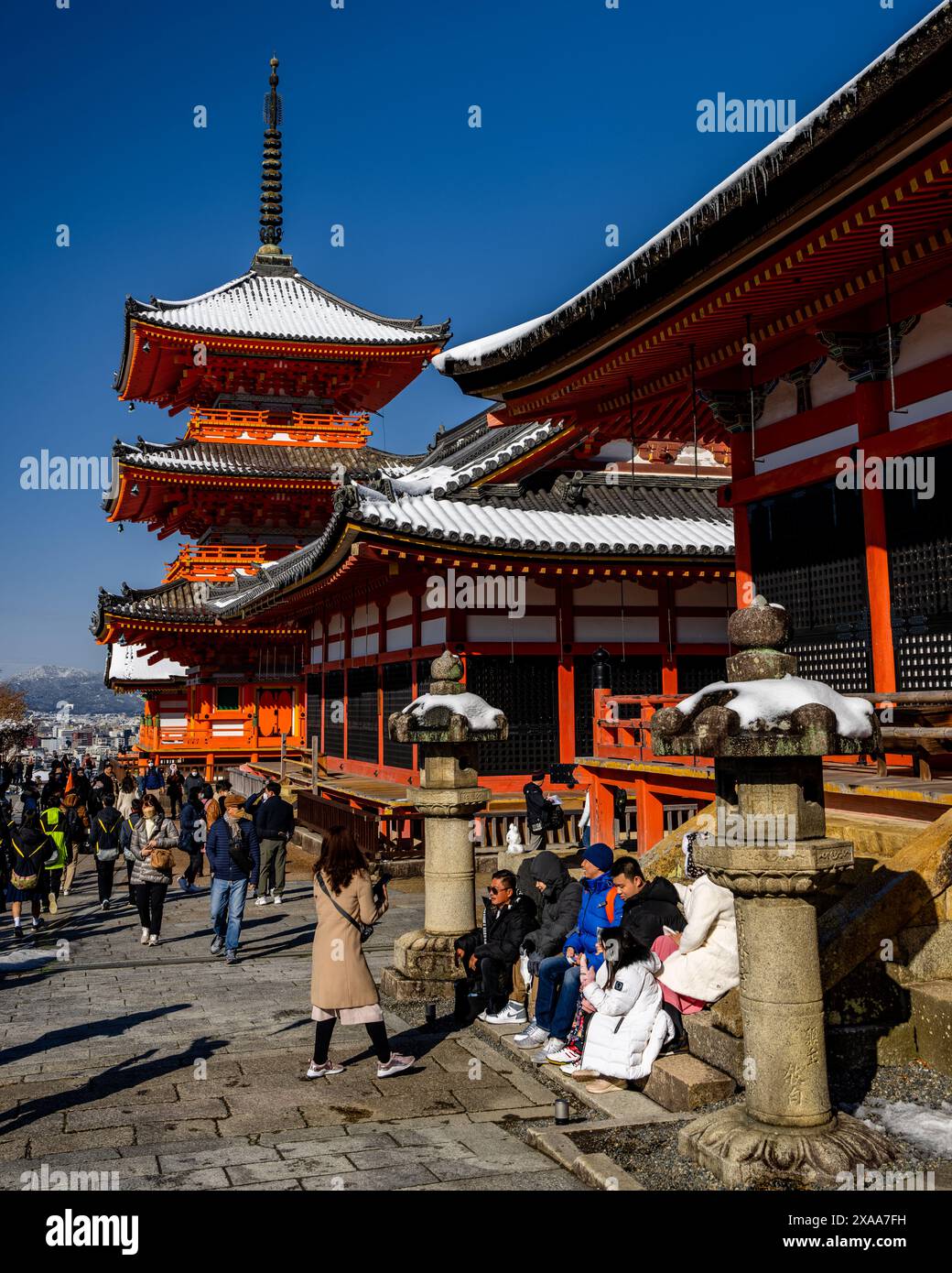 Ein Blick auf die Japaner, die sich am seltenen schneebedeckten Kiyomizudera Tempel mit alten Pagoden, Toren und Tempelkomplex in Kyoto Japan aufhalten Stockfoto