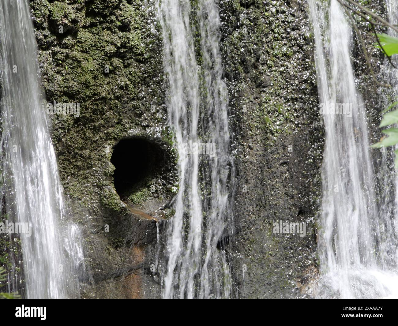 Ein Wasserfall mit einem Loch Stockfoto
