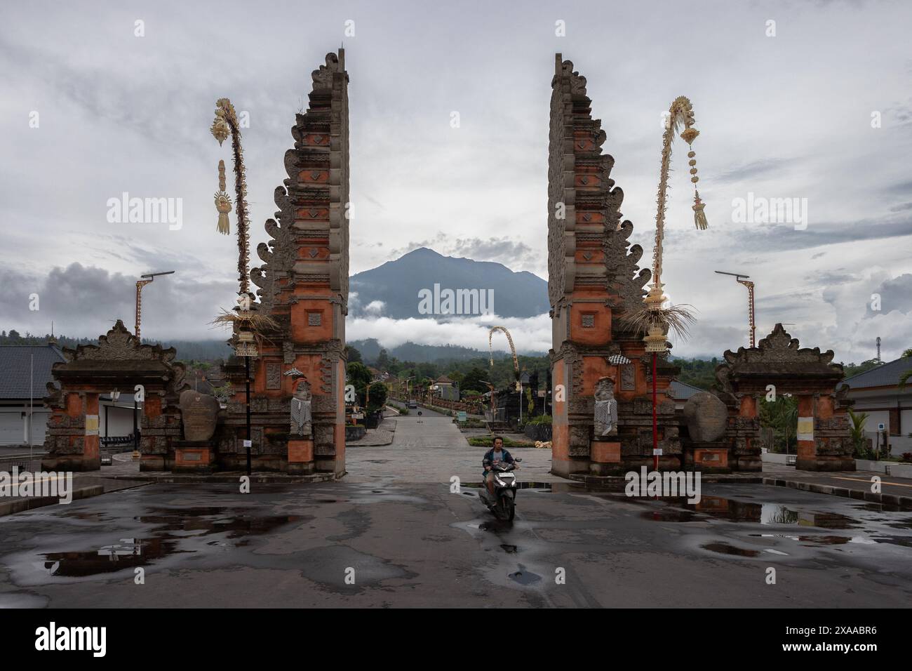 Ein Tor vor dem Berg an bewölktem Tag Stockfoto