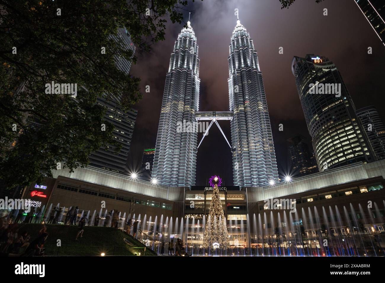 Der Petronas-Turm wird von Lichtern beleuchtet Stockfoto