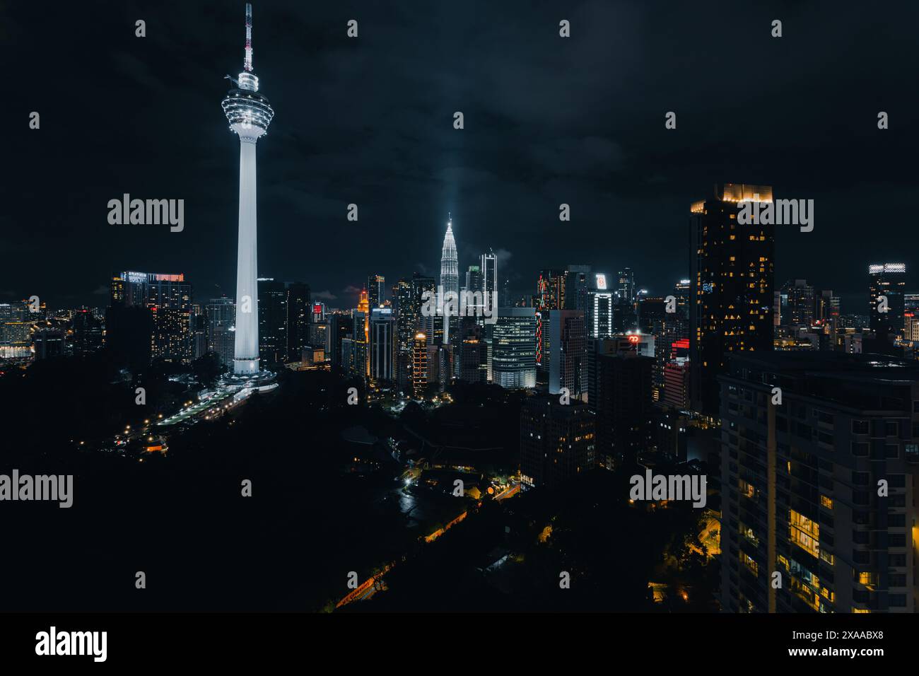 Ein beleuchteter Kuala Lumpur Tower am Abend Stockfoto