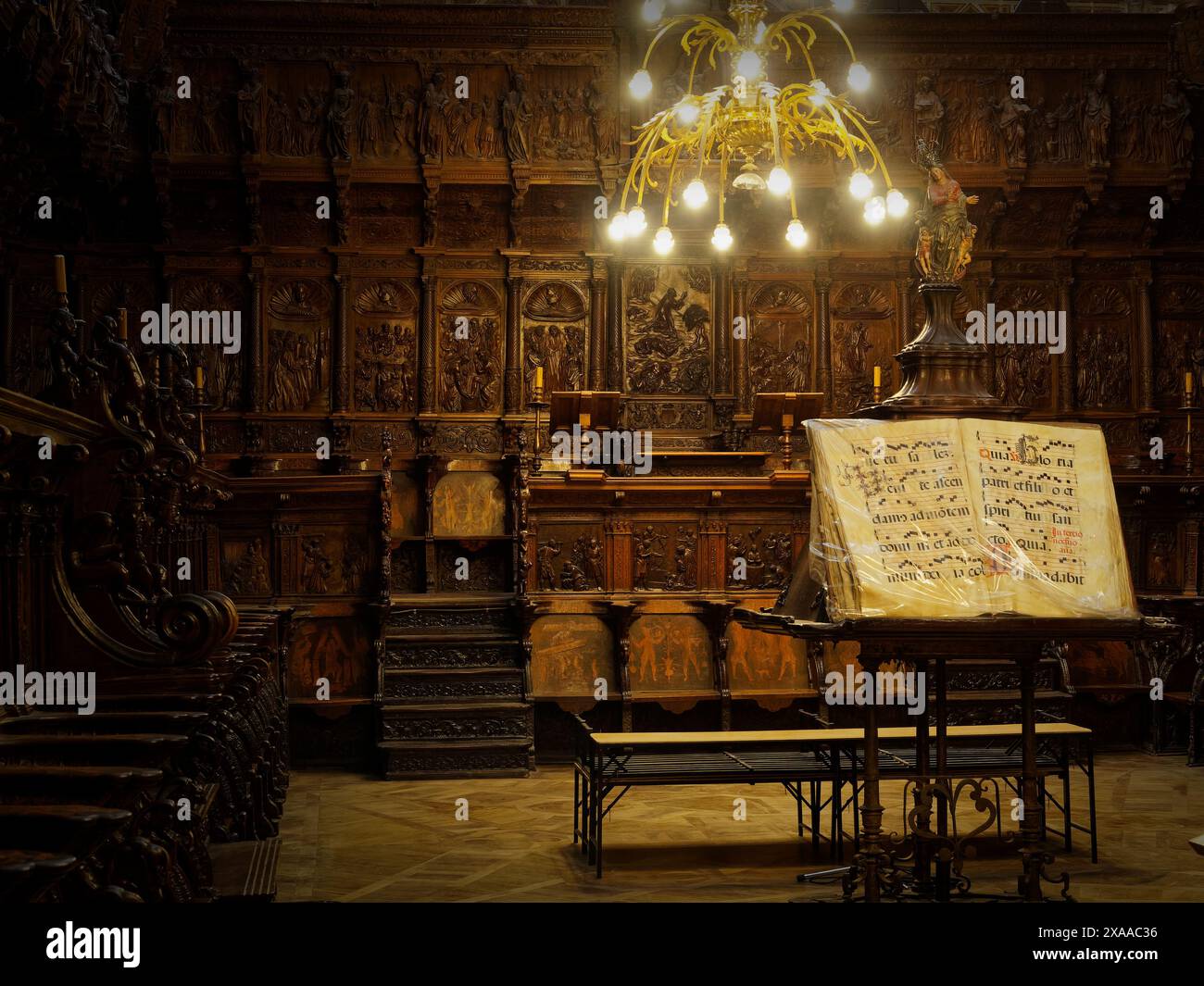 Ein altes mittelalterliches Buch ruht auf einem Rednerpult im Chor der Kathedrale von Burgos in Spanien Stockfoto