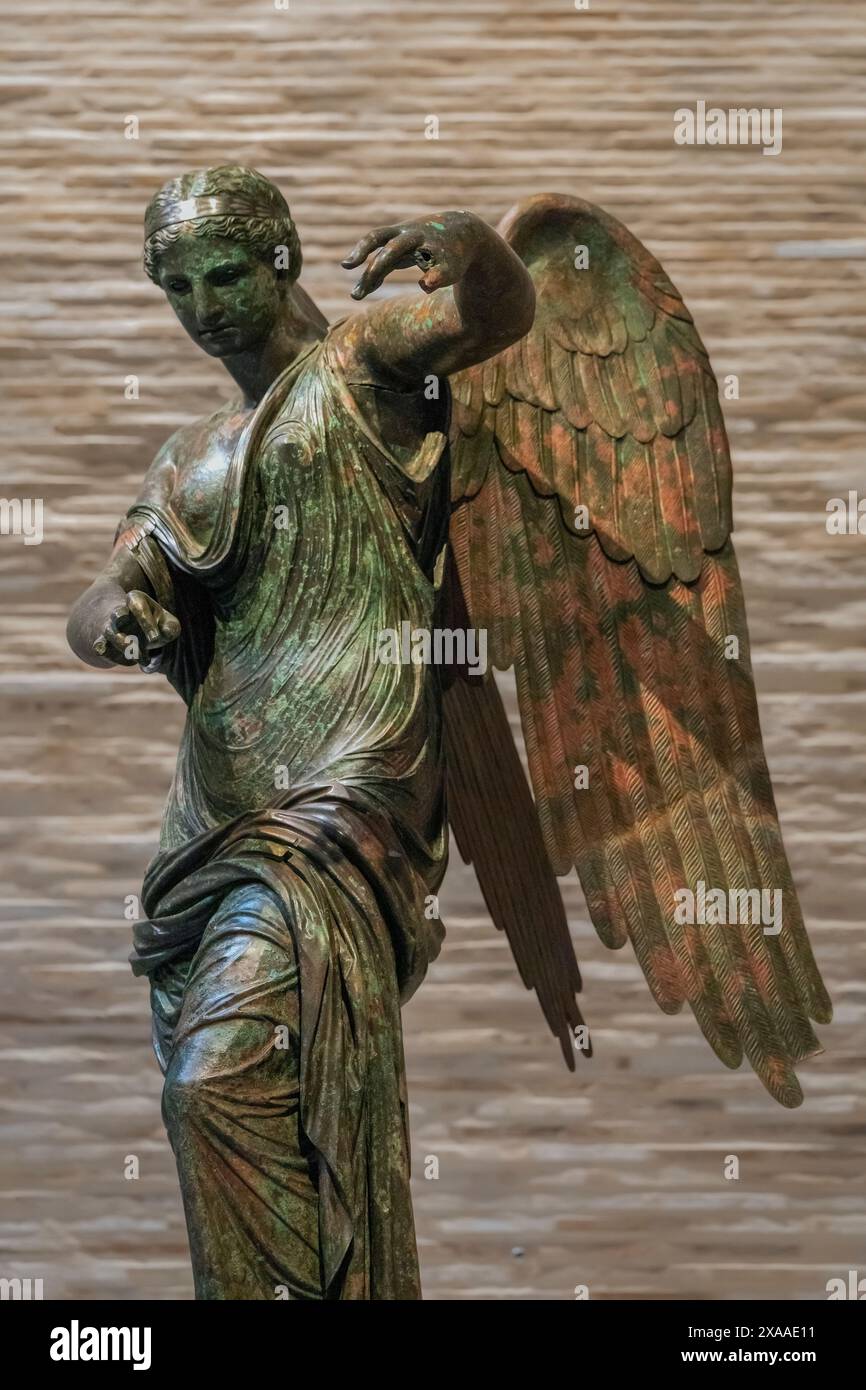 Der geflügelte Sieg von Brescia (II. Nahaufnahme), römische Bronzestatue, 1 n. Chr., gefunden im Capitolium/Forum-Gebiet der antiken Stadt Brixia (Brescia) Stockfoto