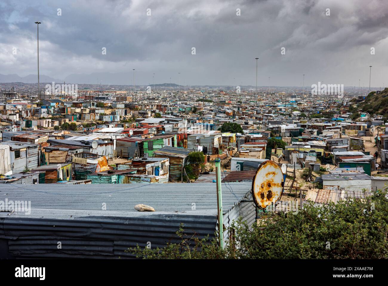 Die Häuser in Khayelitsha in Westkap, Südafrika an einem bewölkten Tag Stockfoto