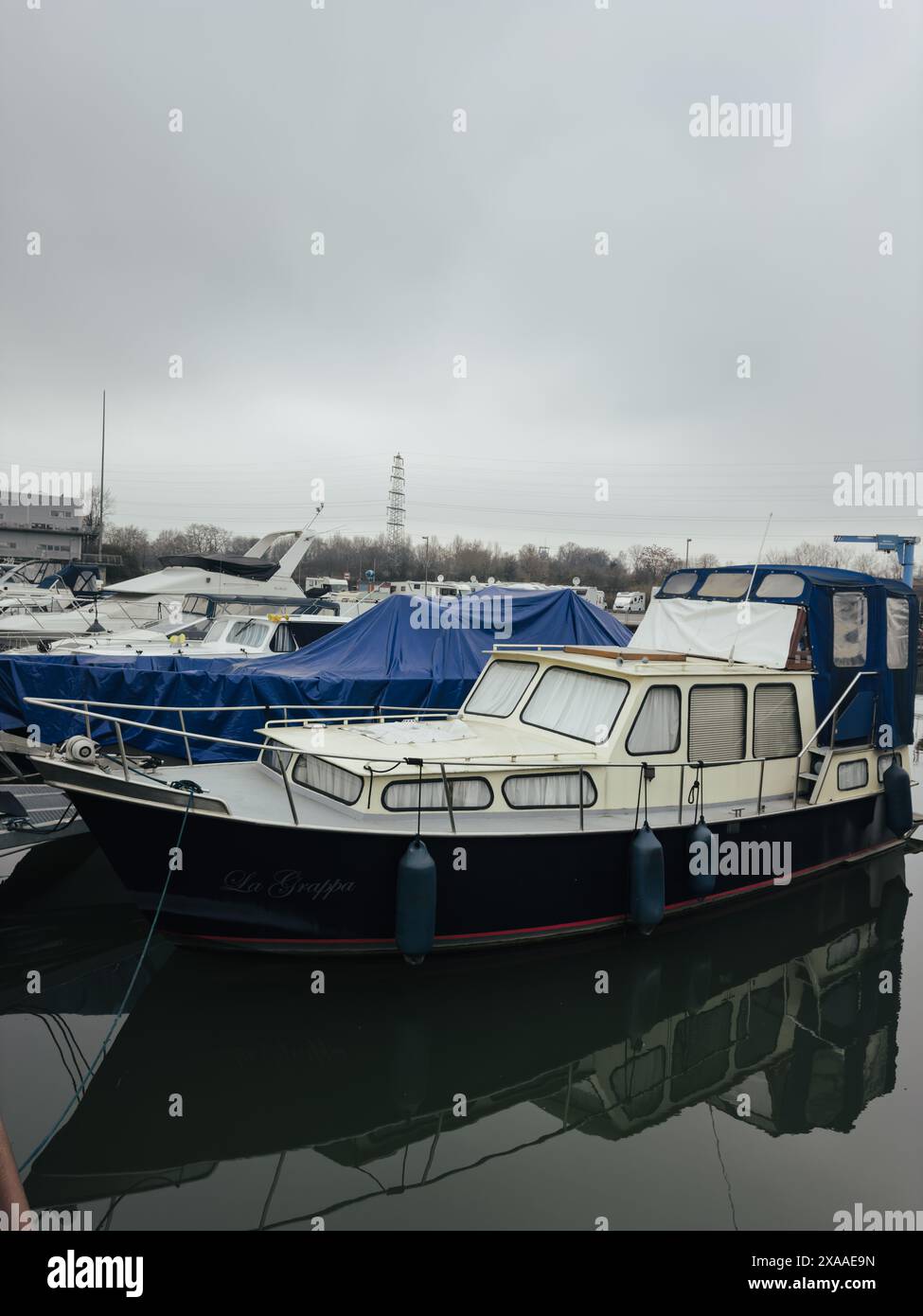 Die Boote legten an einem bewölkten Tag an einem Jachthafen an Stockfoto