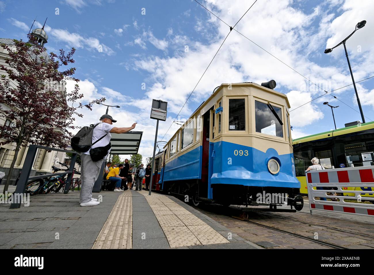 LEMBERG, UKRAINE - 1. JUNI 2024 - auf dem Dwizewa-Platz in Lemberg, Westukraine, wird eine Ausstellung mit alten Straßenbahnwagen anlässlich des 130-jährigen Bestehens der Lemberger Straßenbahnen veranstaltet. Stockfoto