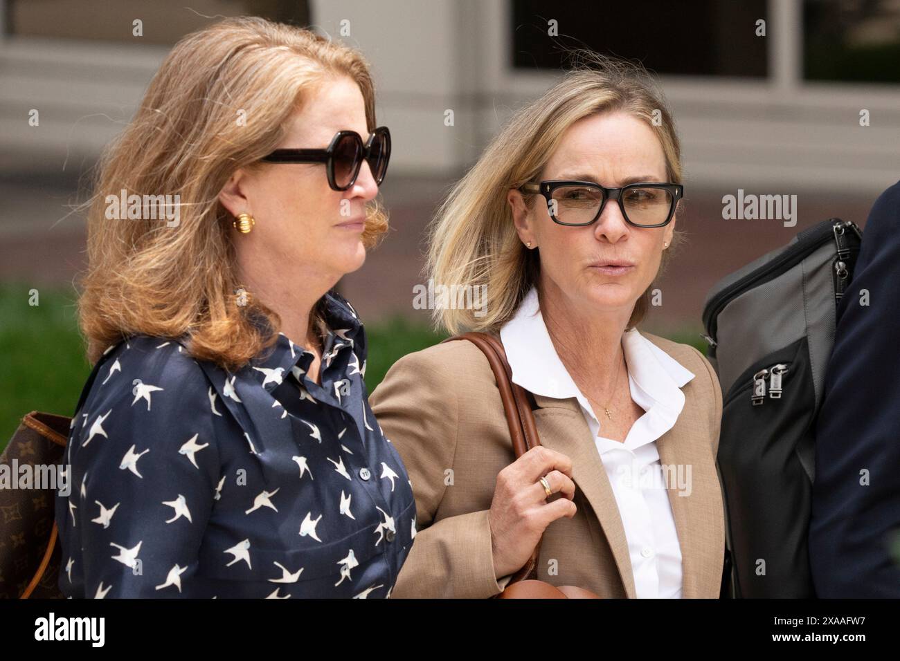 Wilmington, Usa. Juni 2024. Kathleen Buhle, rechts, Ex-Ehefrau von Hunter Biden, verlässt das J. Caleb Boggs Federal Building am dritten Prozesstag wegen der Strafanzeige gegen Hunter Biden in Wilmington, DE, am Mittwoch, den 5. Juni 2024. Foto: Ken Cedeno/UPI. Quelle: UPI/Alamy Live News Stockfoto