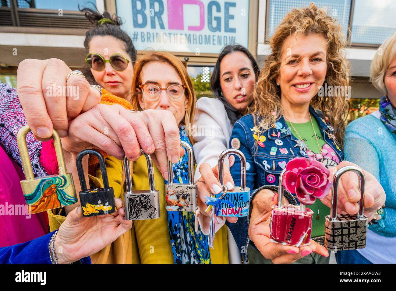 London, Großbritannien. Juni 2024. Vorhängeschlösser verschiedener Künstler - Lovelock Art auf der Lovelock Geiselbrücke im JW3 (Londons Jewish Community Centre) in Hampstead - 54 Künstler haben Vorhängeschlösser dekoriert, um das Leiden der Geiseln, die in Gaza gefangen gehalten wurden, und die Hoffnung auf ihre Freiheit zu reflektieren. Erstellt von Marcel Knobil nach mehr als 240 Tagen, in denen Geiseln vom 6. Bis 20. Juni inhaftiert und ausgestellt wurden. Die Brücke wurde zum britischen Denkmal zur Unterstützung der Geiseln. Ursprünglich mit Vorhängeschlössern bestückt, die mit ihren Namen versehen waren, ist es jetzt voller Vorhängeschlösser, die von Sympathisanten hinzugefügt wurden. Guy Bell Stockfoto