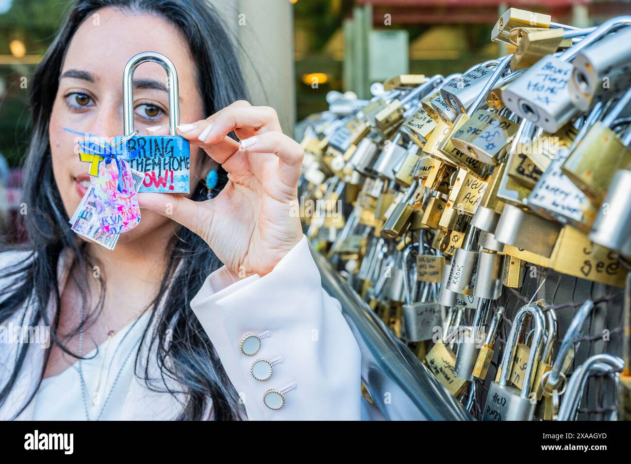 London, Großbritannien. Juni 2024. Bringen Sie sie jetzt nach Hause! Von Deborah Abram - Lovelock Art on the Lovelock Hostage Bridge at JW3 (Londons Jewish Community Centre) in Hampstead - 54 Künstler haben Vorhängeschlösser dekoriert, um das Leiden der Geiseln, die in Gaza gefangen gehalten wurden, und die Hoffnung auf ihre Freiheit zu reflektieren. Erstellt von Marcel Knobil nach mehr als 240 Tagen, in denen Geiseln vom 6. Bis 20. Juni inhaftiert und ausgestellt wurden. Die Brücke wurde zum britischen Denkmal zur Unterstützung der Geiseln. Ursprünglich mit Vorhängeschlössern bestückt, die mit ihren Namen versehen waren, ist es jetzt voller Vorhängeschlösser, die von Sympathisanten hinzugefügt wurden. Gutschrift Stockfoto