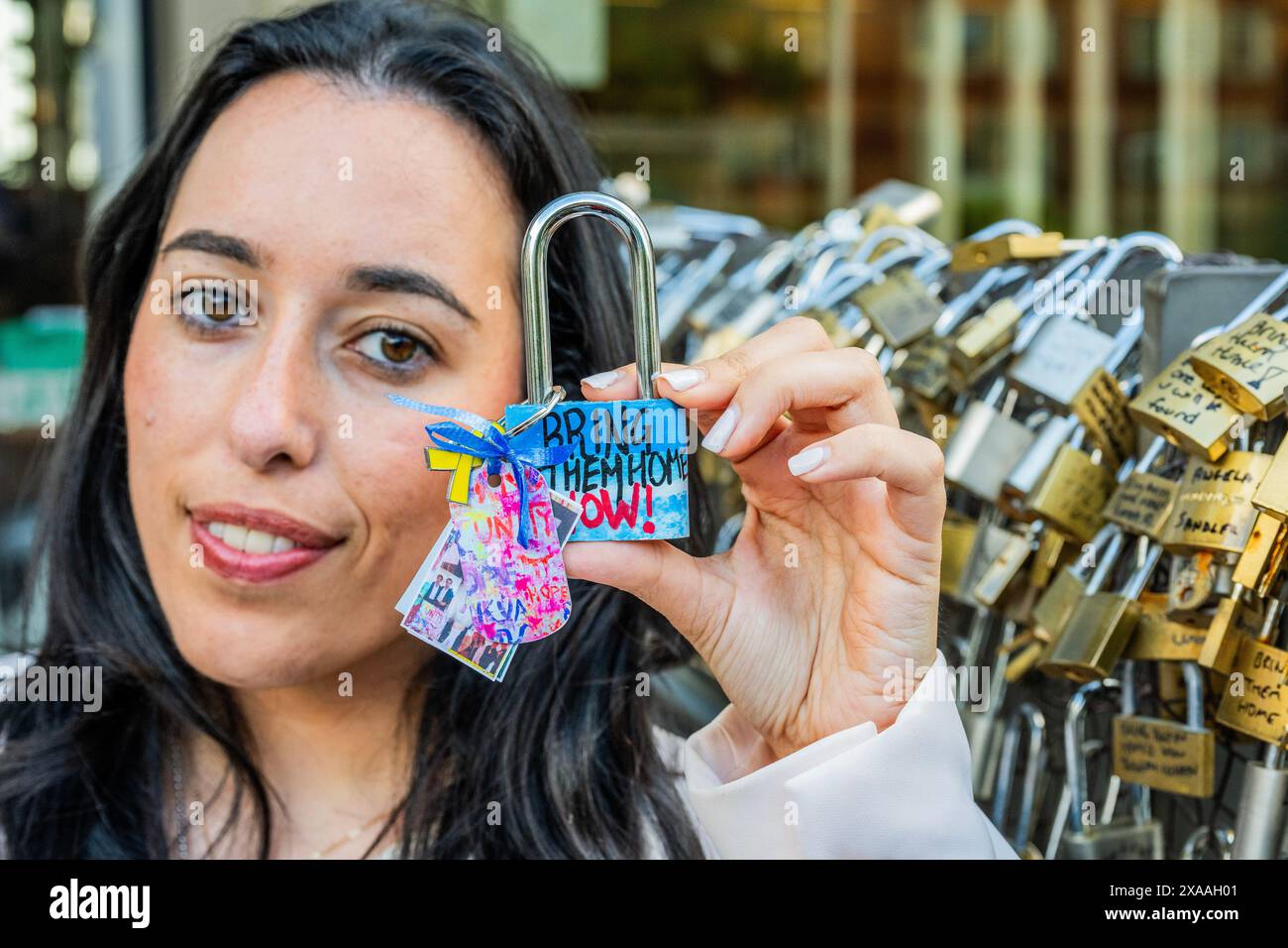 London, Großbritannien. Juni 2024. Bringen Sie sie jetzt nach Hause! Von Deborah Abram - Lovelock Art on the Lovelock Hostage Bridge at JW3 (Londons Jewish Community Centre) in Hampstead - 54 Künstler haben Vorhängeschlösser dekoriert, um das Leiden der Geiseln, die in Gaza gefangen gehalten wurden, und die Hoffnung auf ihre Freiheit zu reflektieren. Erstellt von Marcel Knobil nach mehr als 240 Tagen, in denen Geiseln vom 6. Bis 20. Juni inhaftiert und ausgestellt wurden. Die Brücke wurde zum britischen Denkmal zur Unterstützung der Geiseln. Ursprünglich mit Vorhängeschlössern bestückt, die mit ihren Namen versehen waren, ist es jetzt voller Vorhängeschlösser, die von Sympathisanten hinzugefügt wurden. Gutschrift Stockfoto