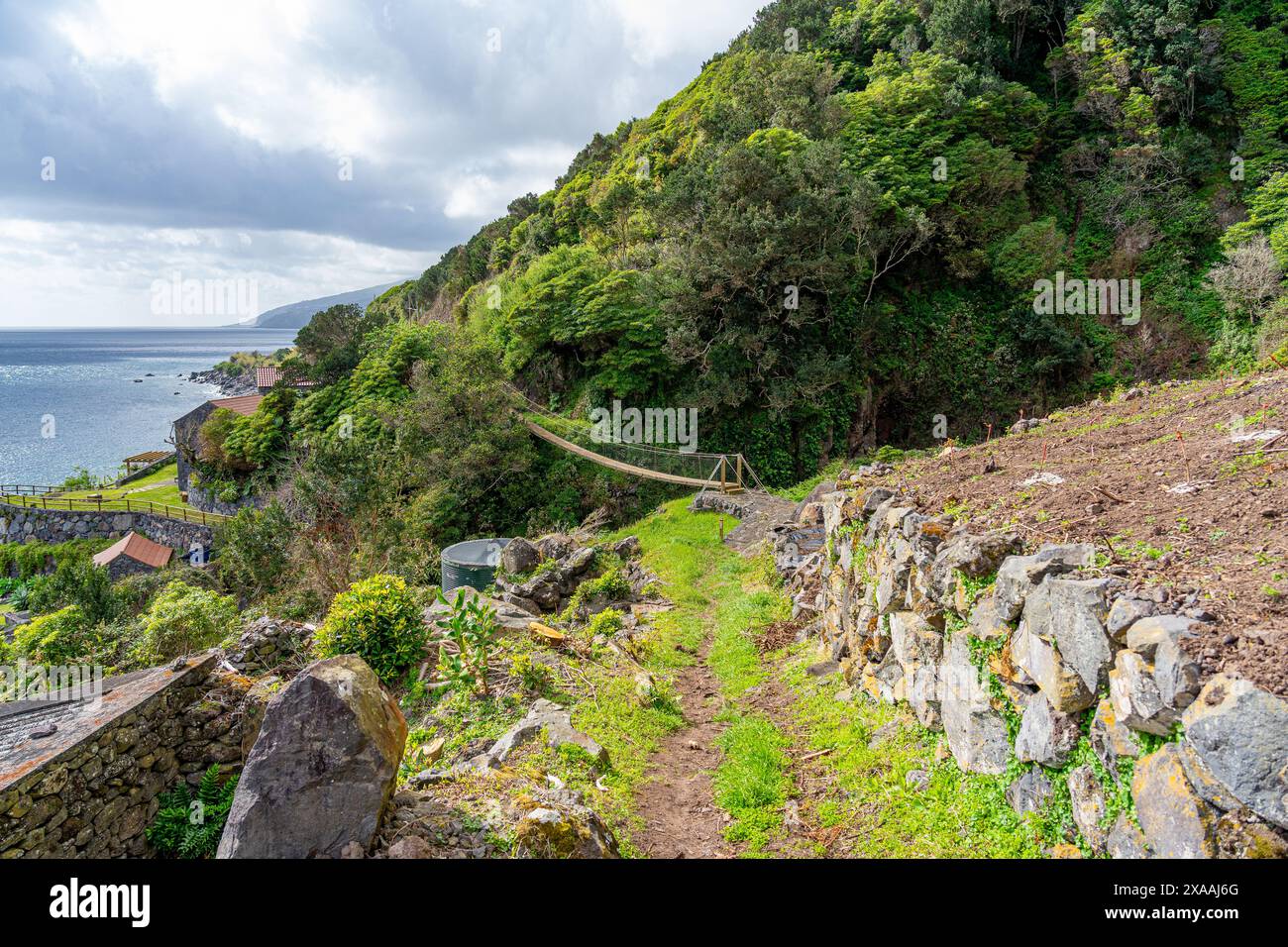 Malerische Route in Fajã dos cavaletes. São Jorge-Insel Azoren-Portugal. Stockfoto